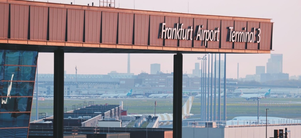 Fassade des neuen Terminal 3 am Frankfurter Flughafen, im Hintergrund Rollfeld und Flugzeuge