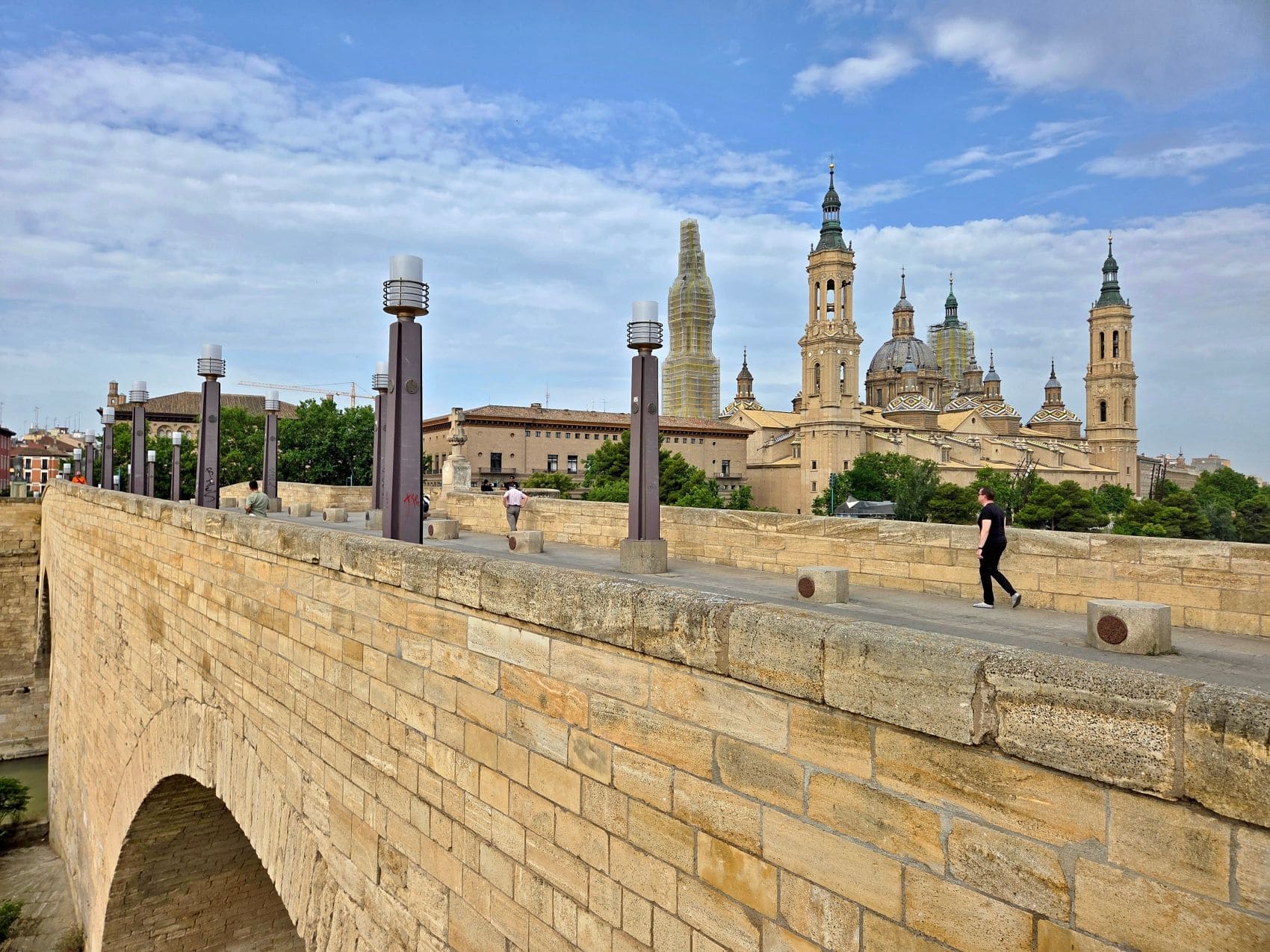 Brücke "Puente de Piedra" in Saragossa mit Blick auf Kathedrale 