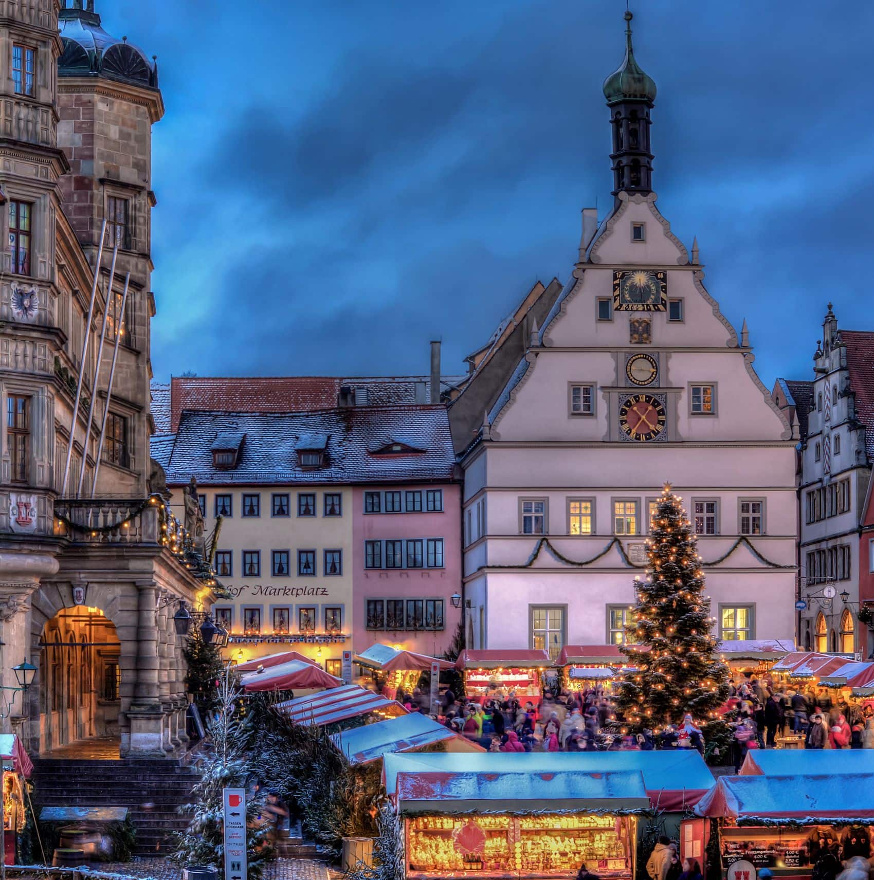 Beleuchteter Weihnachtsmarkt in Rothenburg ob der Tauber