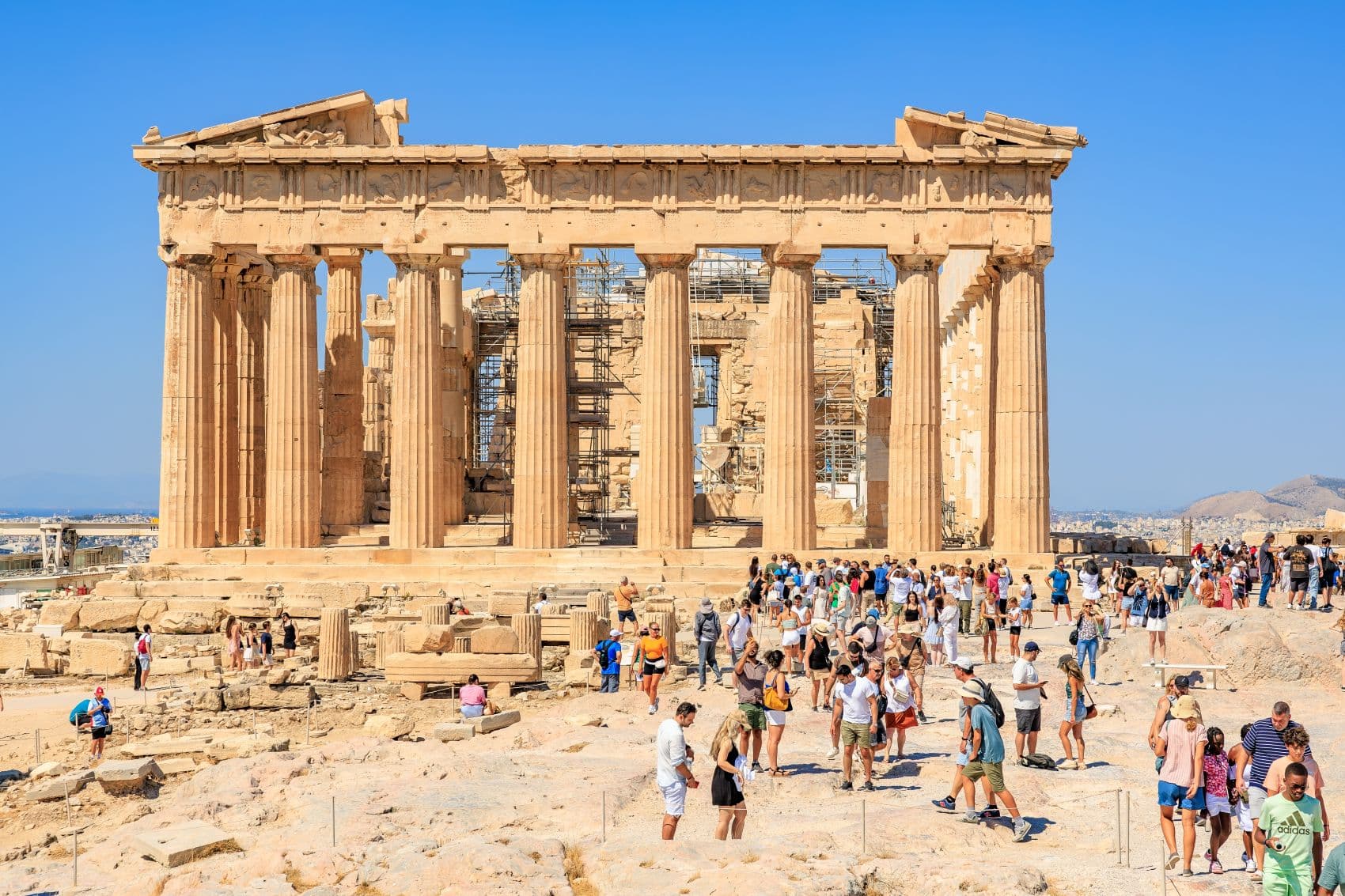 Besucher vor dem Parthenon-Tempel auf der Aktropolis in Athen 