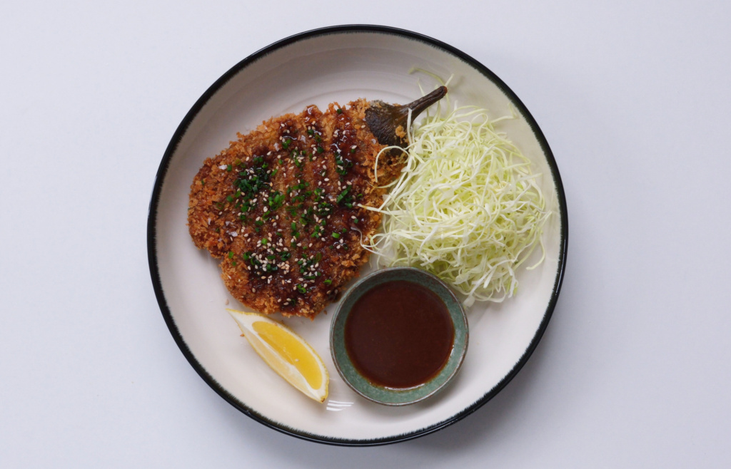 Auberginen-Katsu auf einem Teller angerichtet.