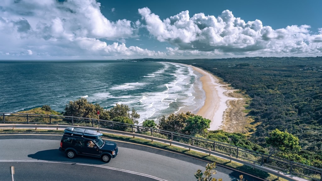 Blick von einem Auto auf einen Strand in Australien
