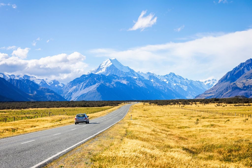 Auto auf einsamer Landstraße in Neuseeland