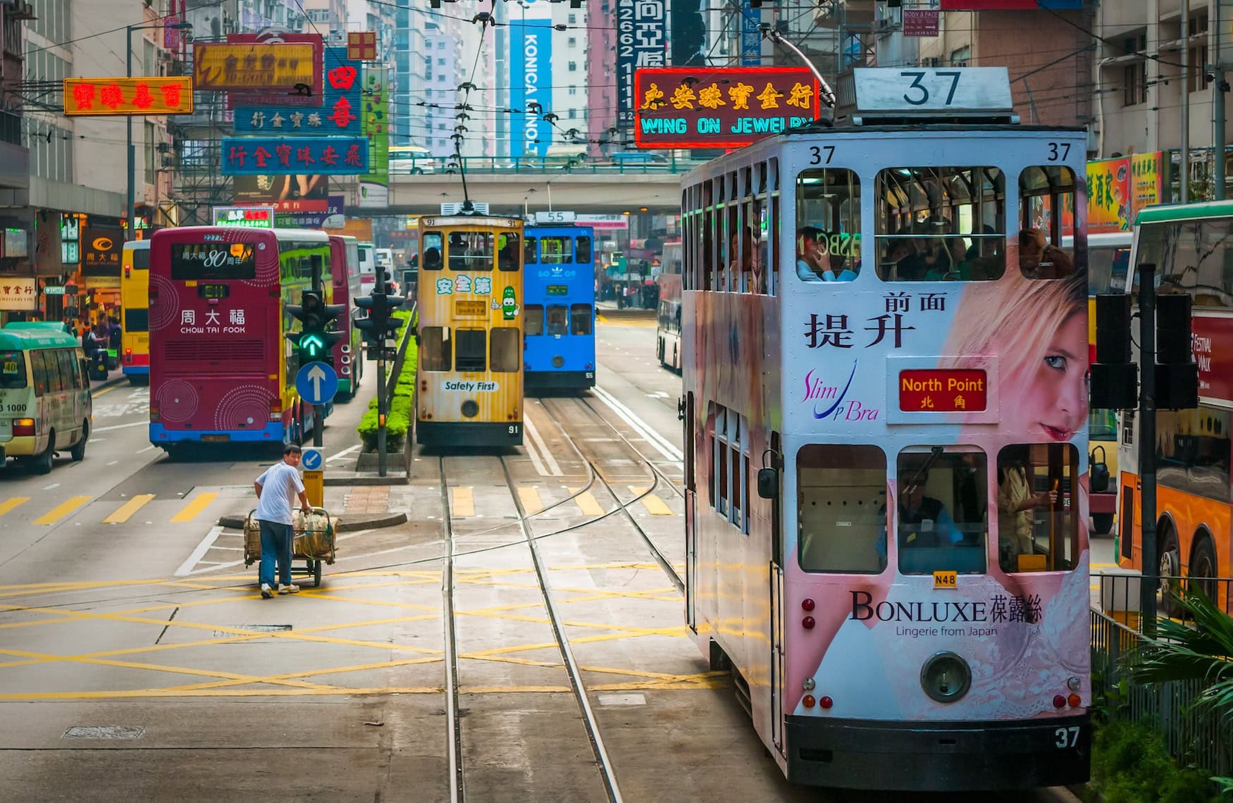 Die Straßenbahnen Ding-Dings in Hongkong sind Sehenswürdigkeiten, die man gesehen haben muss.