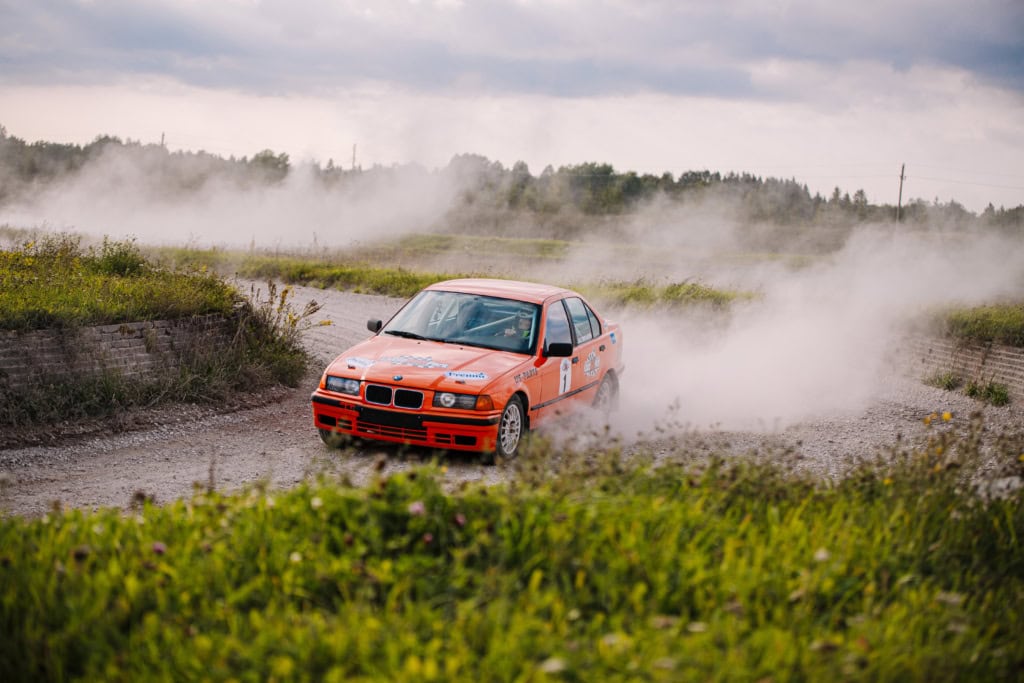 Ein Rallye-Auto fährt auf einer Strecke in Estland um eine Kurve.