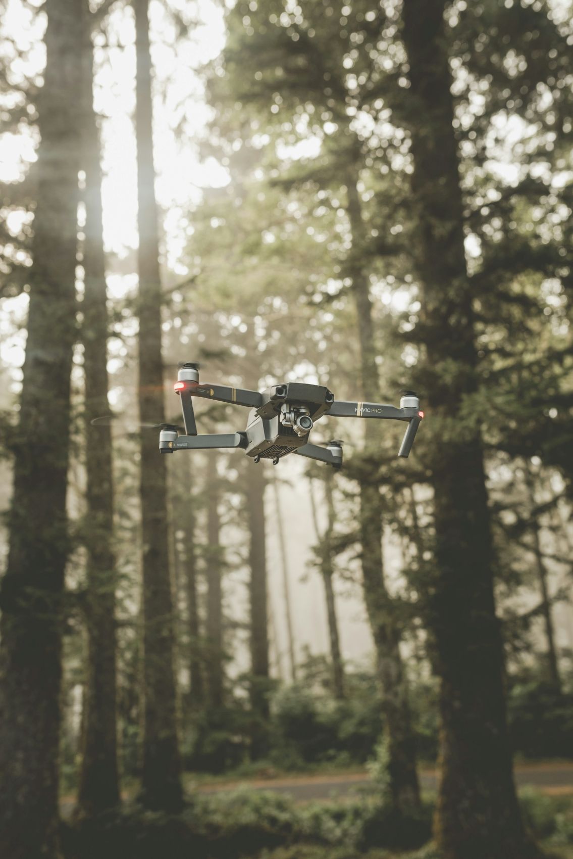 Nahaufnahme einer Drohne, die durch den Wald fliegt