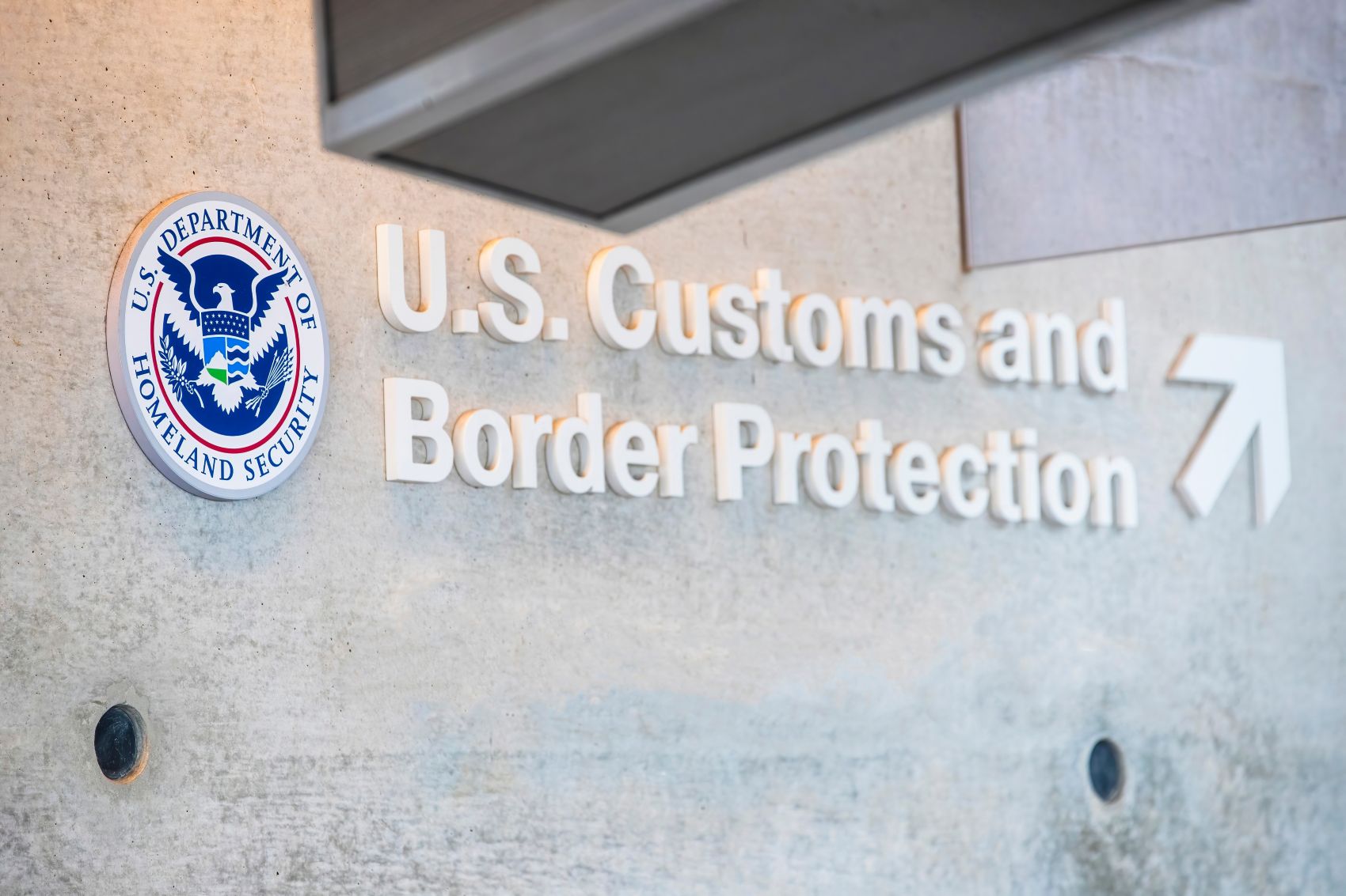 Hinweisschild der U.S. Customs and Border Protection am Flughafen LAX in Los Angeles 