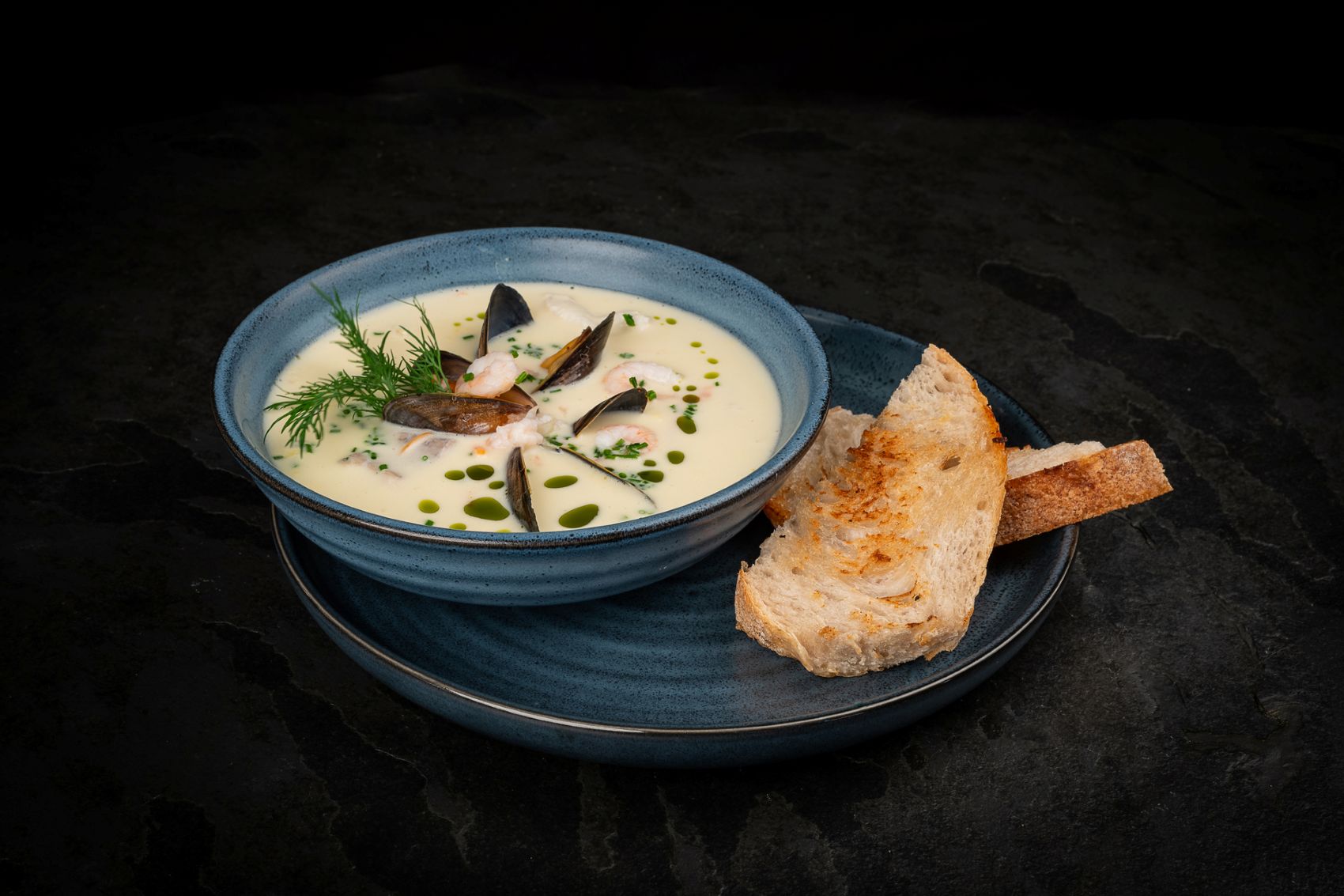 Fischsuppe mit Stück Baguette in Bergen, Norwegen 
