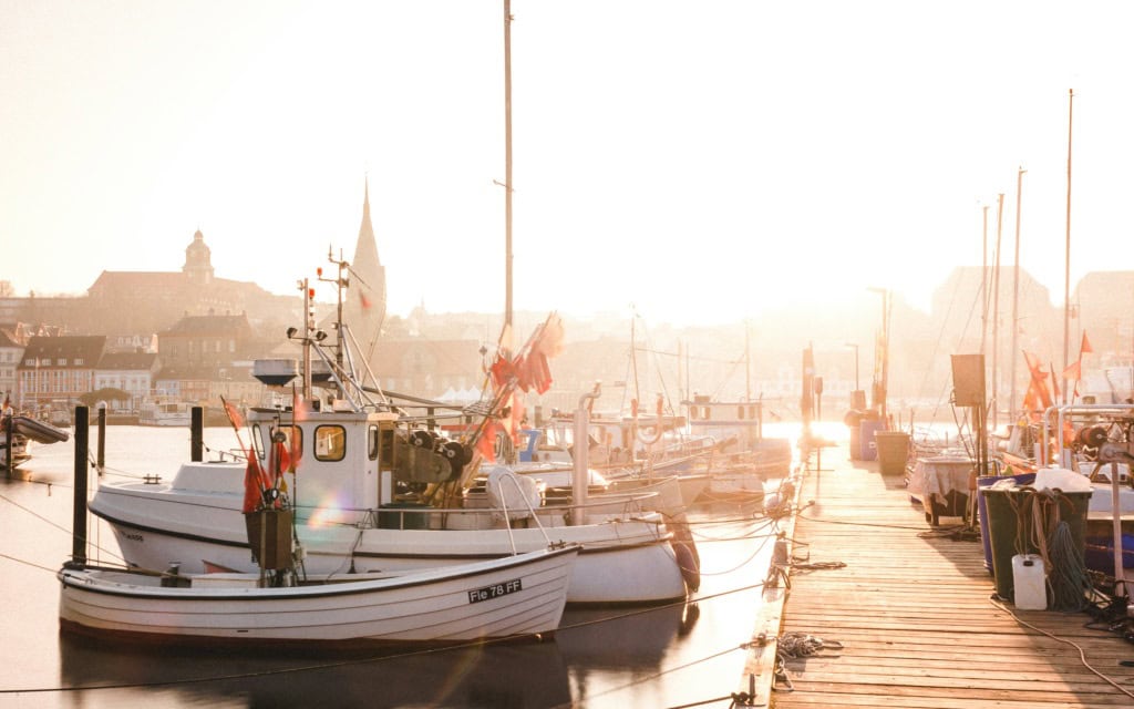 Boote am Hafen in Flensburg im Sonnenschein