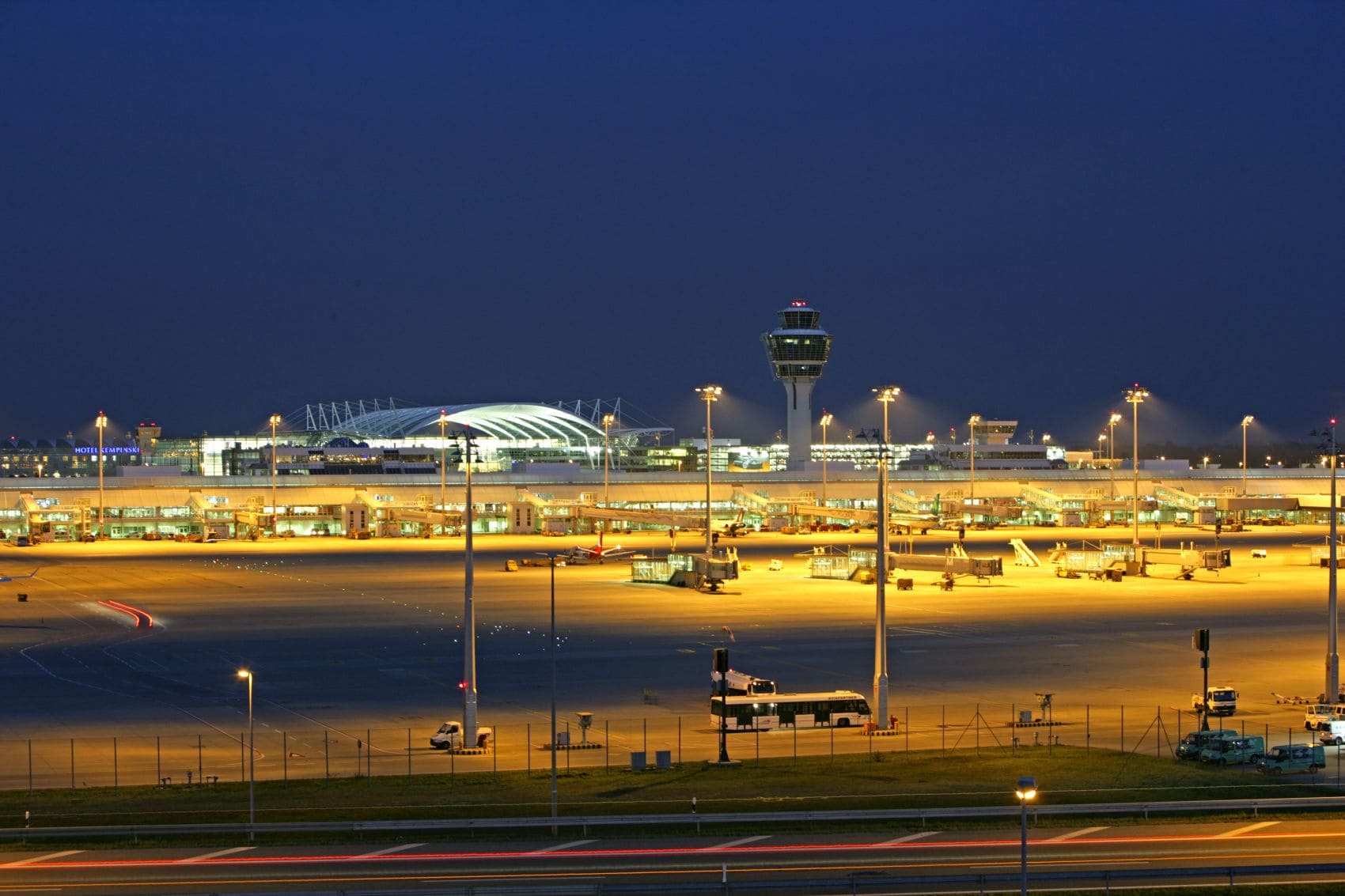 Panoramablick auf Flughafen München in der Nacht