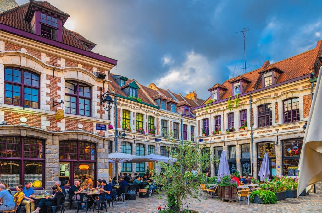 Platz mit Restaurants in Lille in Frankreich