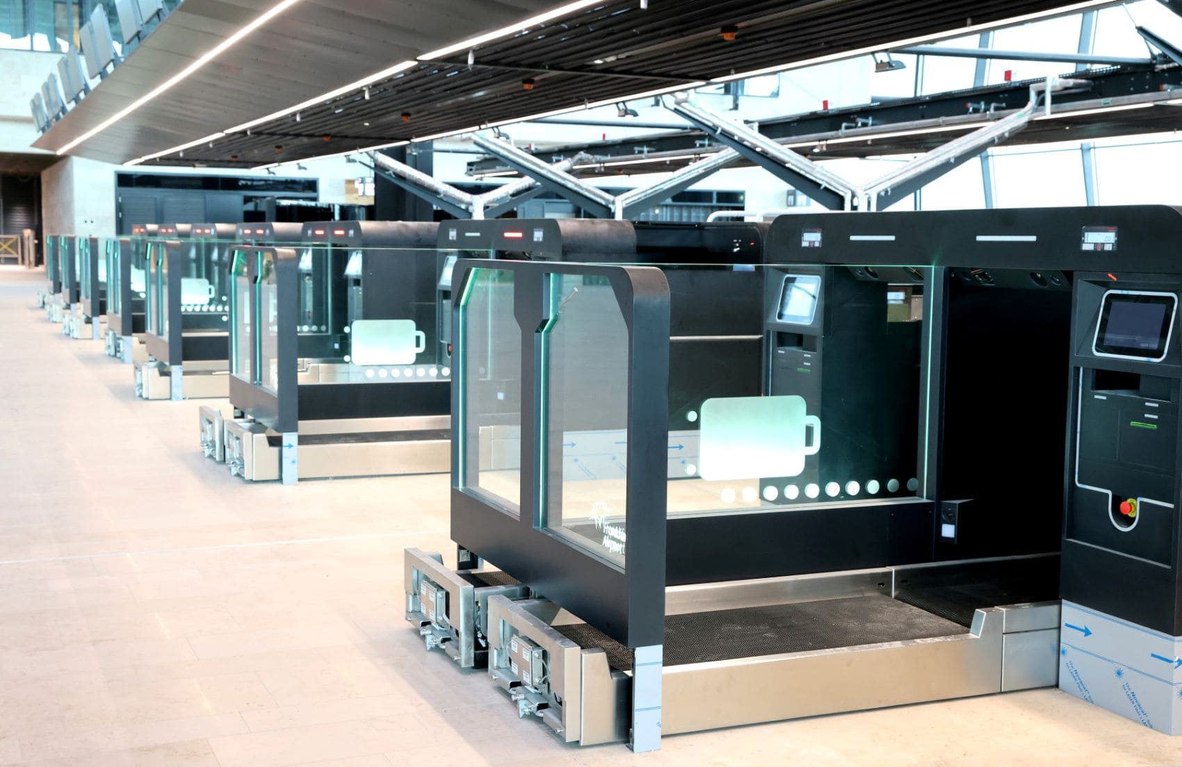 Gepäckaufgabe-Automaten im neuen Terminal 3 des Frankfurter Flughafens 