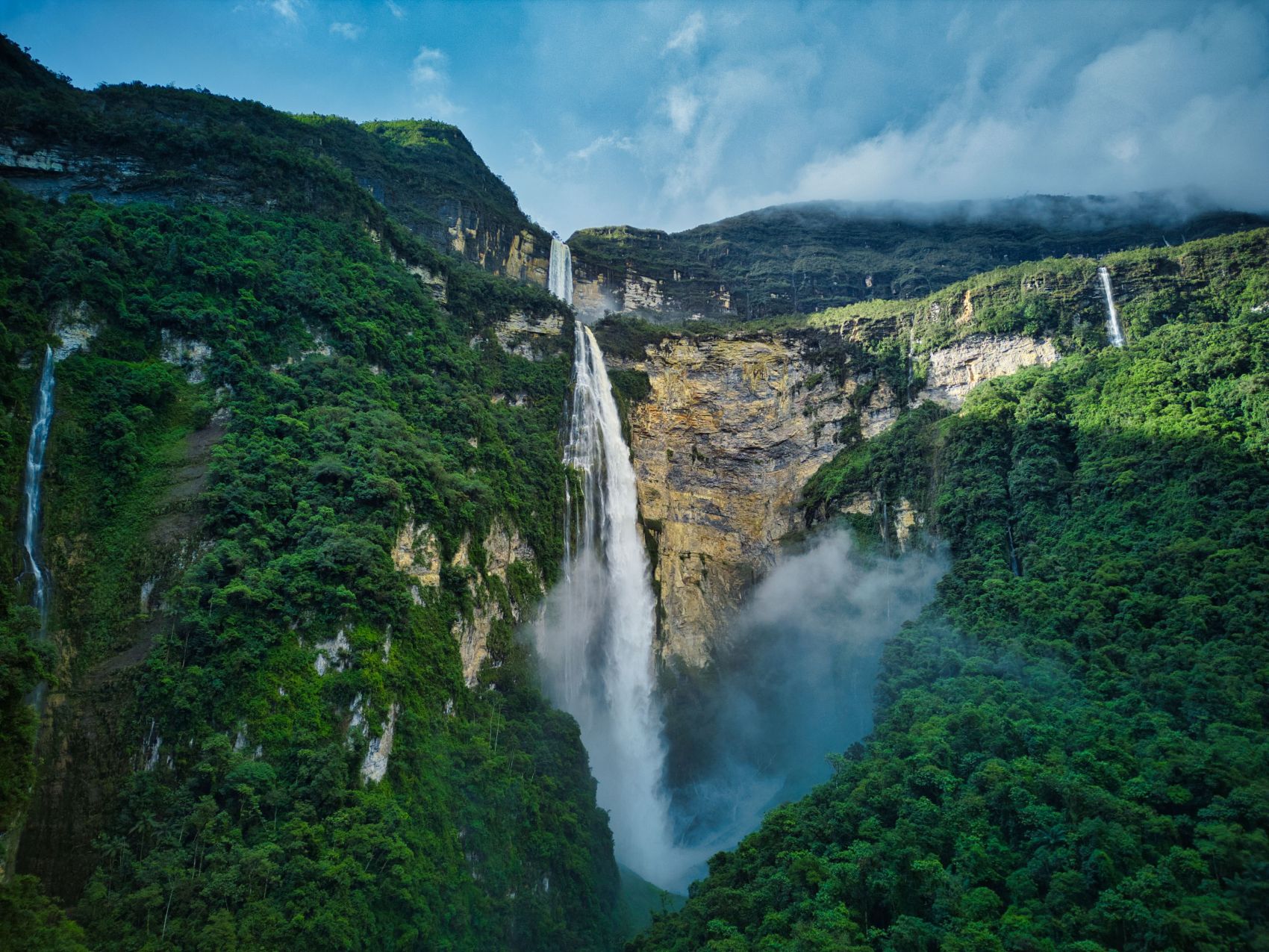 Panoramablick auf Gocta-Wasserfall in Peru 