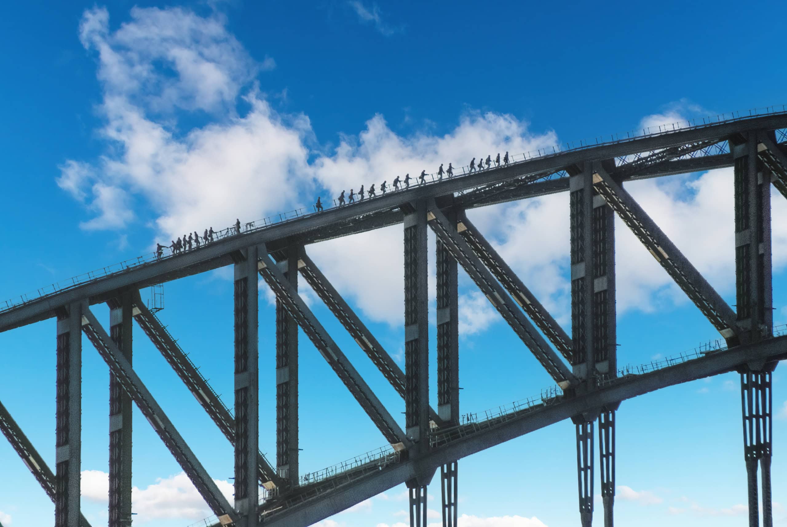 Menschen laufen über die Harbour Bridge in Sydney.