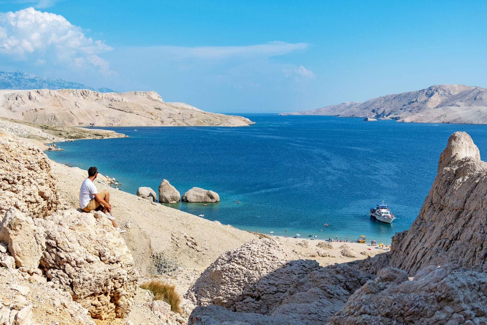 Mann genießt Aussicht an Küste der Insel Pag in Kroatien 