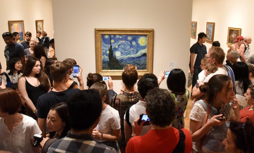 Besucher fotografieren ein Bild im MoMA in New York.