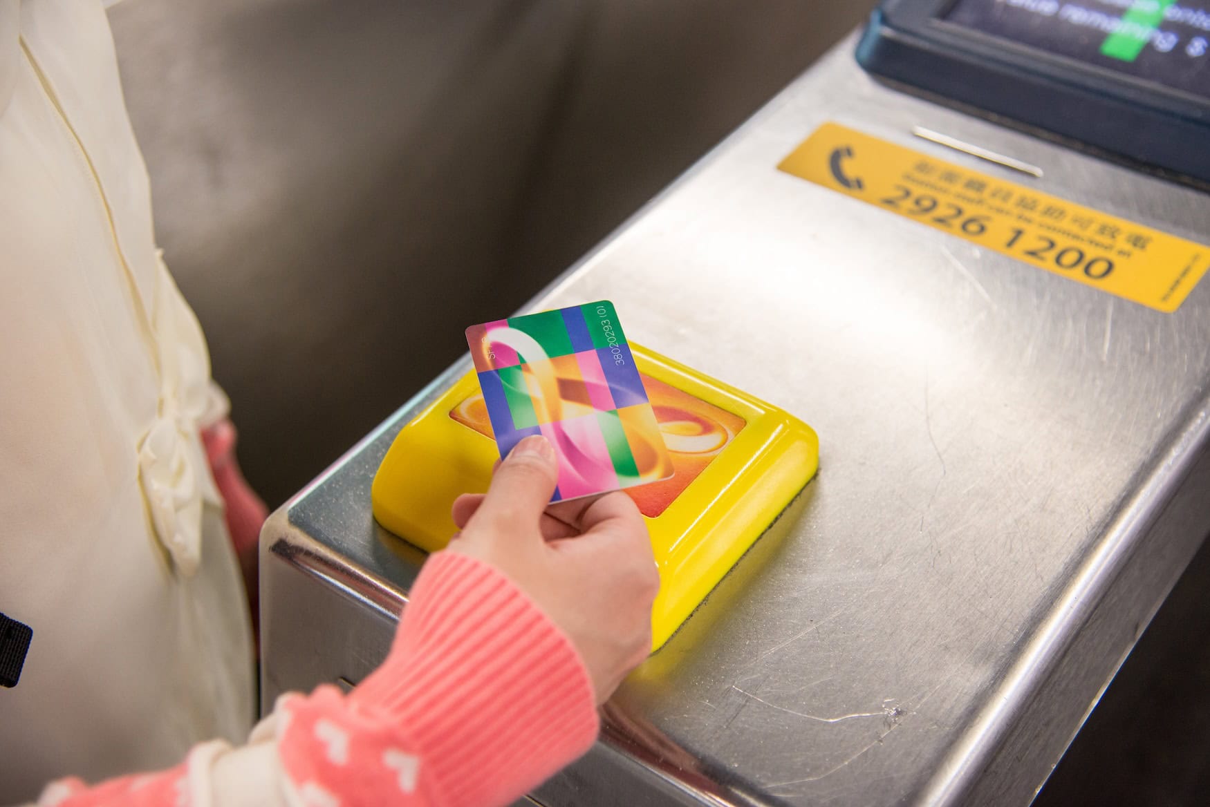 Eine Frau mit einer Octopus Card in der Hand.