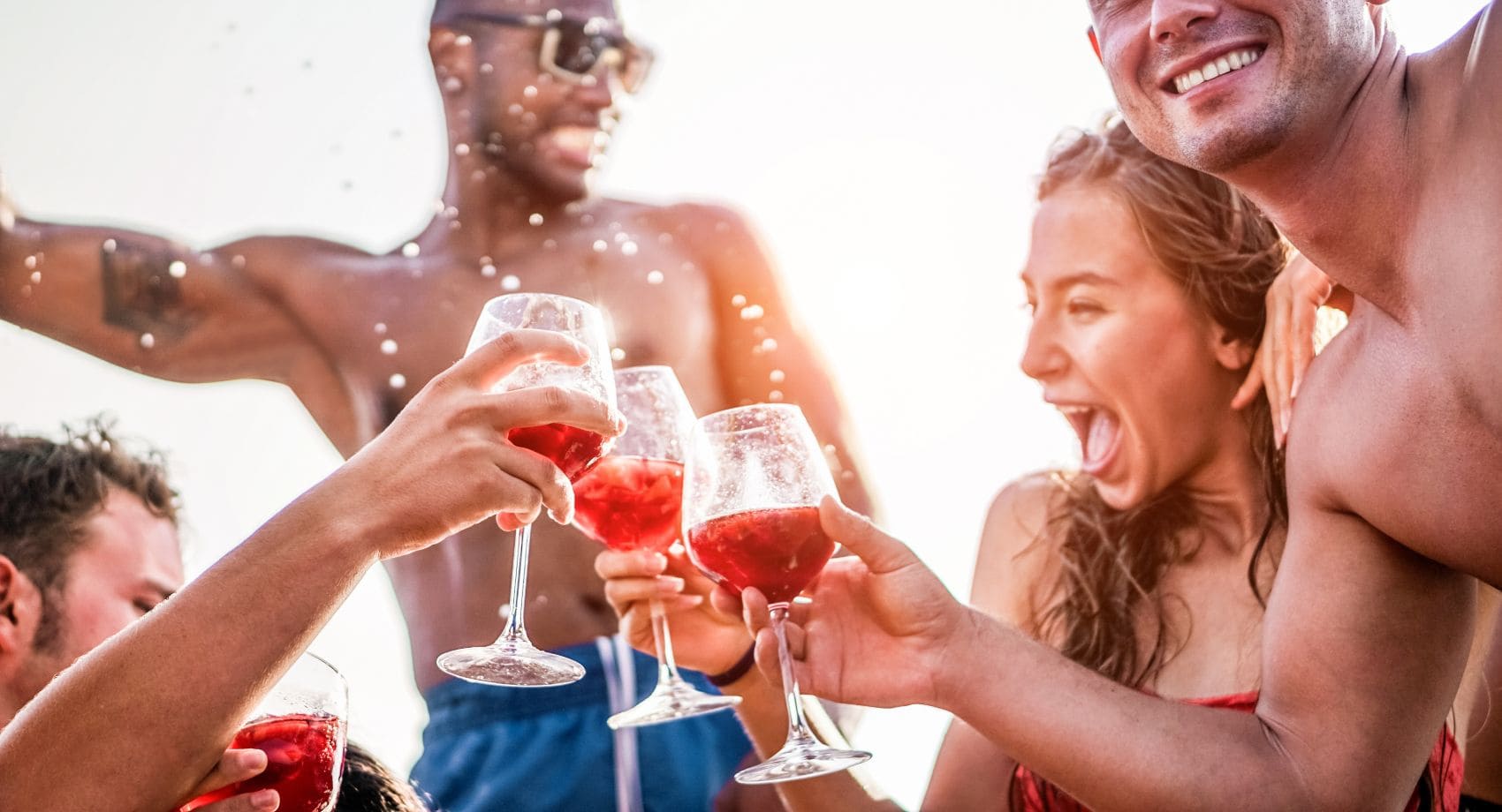 Junge Leute feiern mit Alkohol auf einem Partyboot 