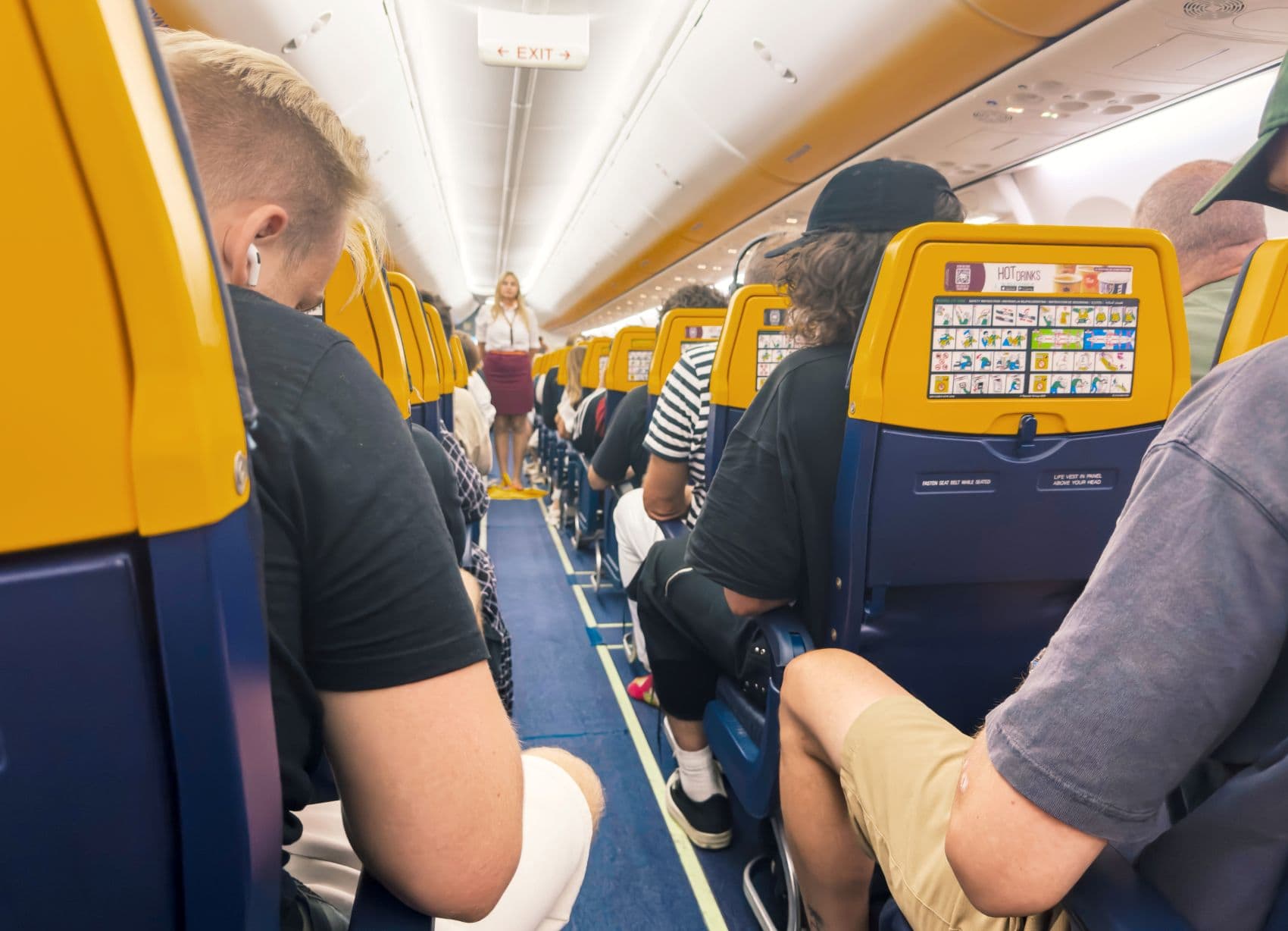 Passagiere an Bord eines Ryanair-Flugs in Polen