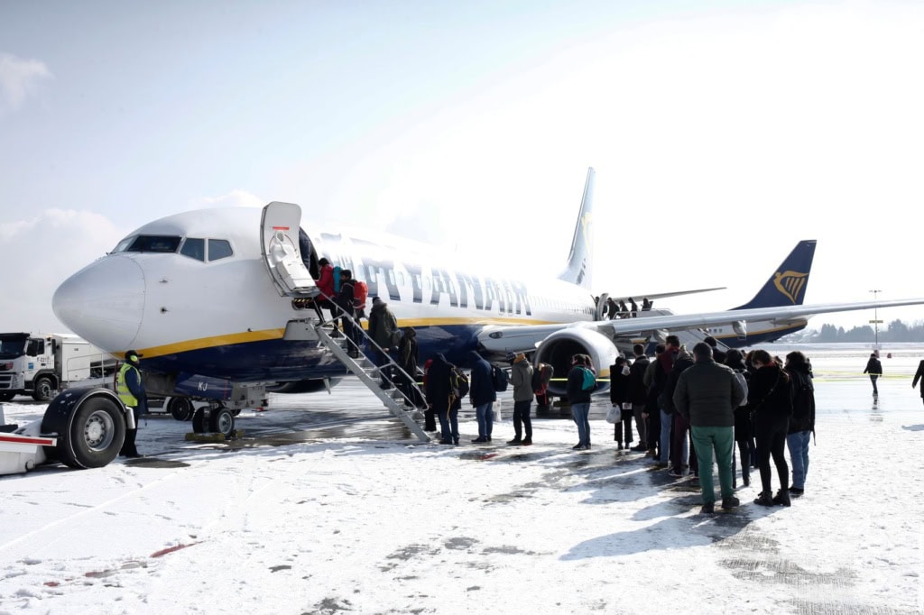 Passagiere betreten im Winter am Flughafen Charleroi ein Flugzeug von Ryanair