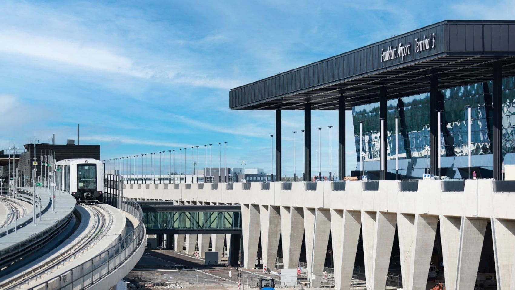 Neues Terminal 3 am Frankfurter Flughafen: Links Bahn, rechts Fassade 