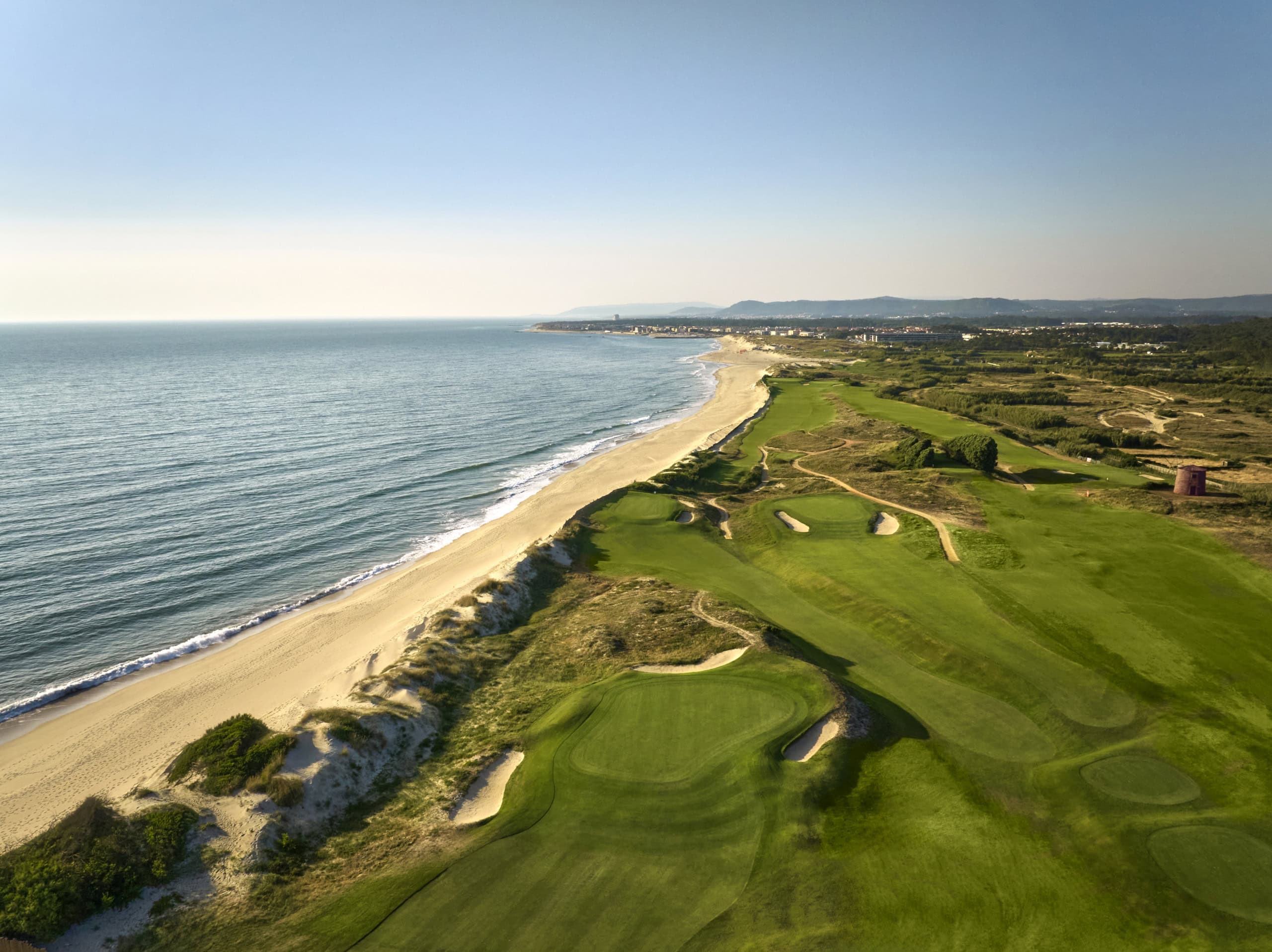 Golf spielen direkt am Meer, im Tivoli Estela Golf Lodges ist das möglich.