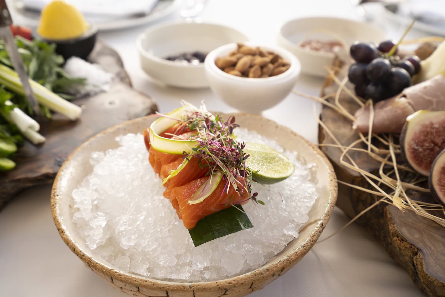 Lachs auf Eis dekoriert
