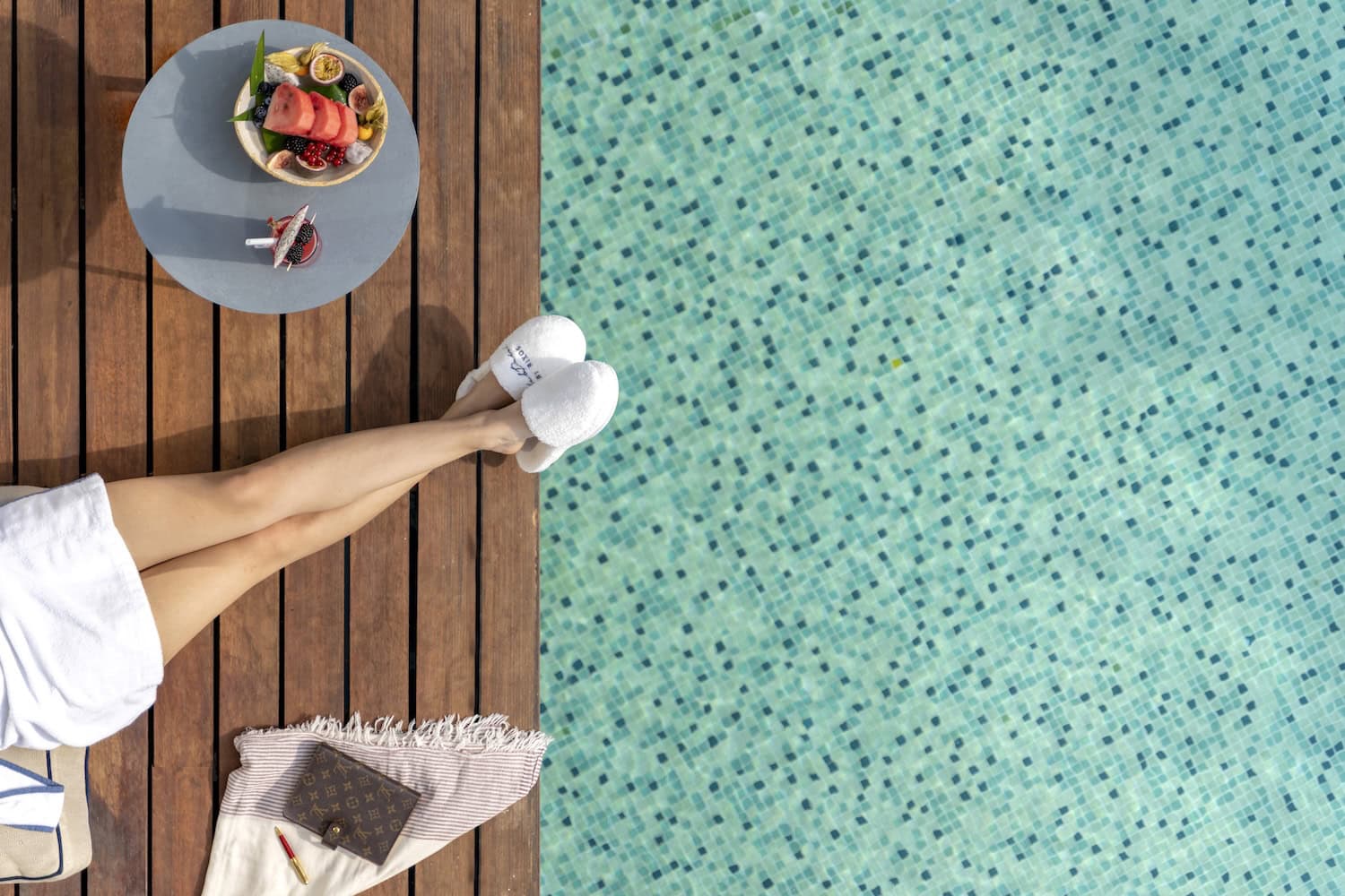 Frau entspannt am Pool