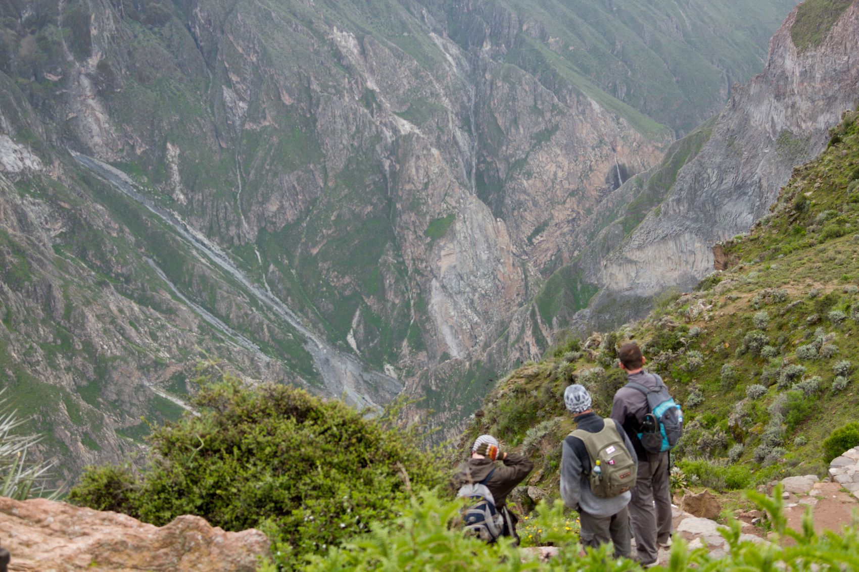 Wanderer auf Trekkingroute im Colca-Tal in Peru 