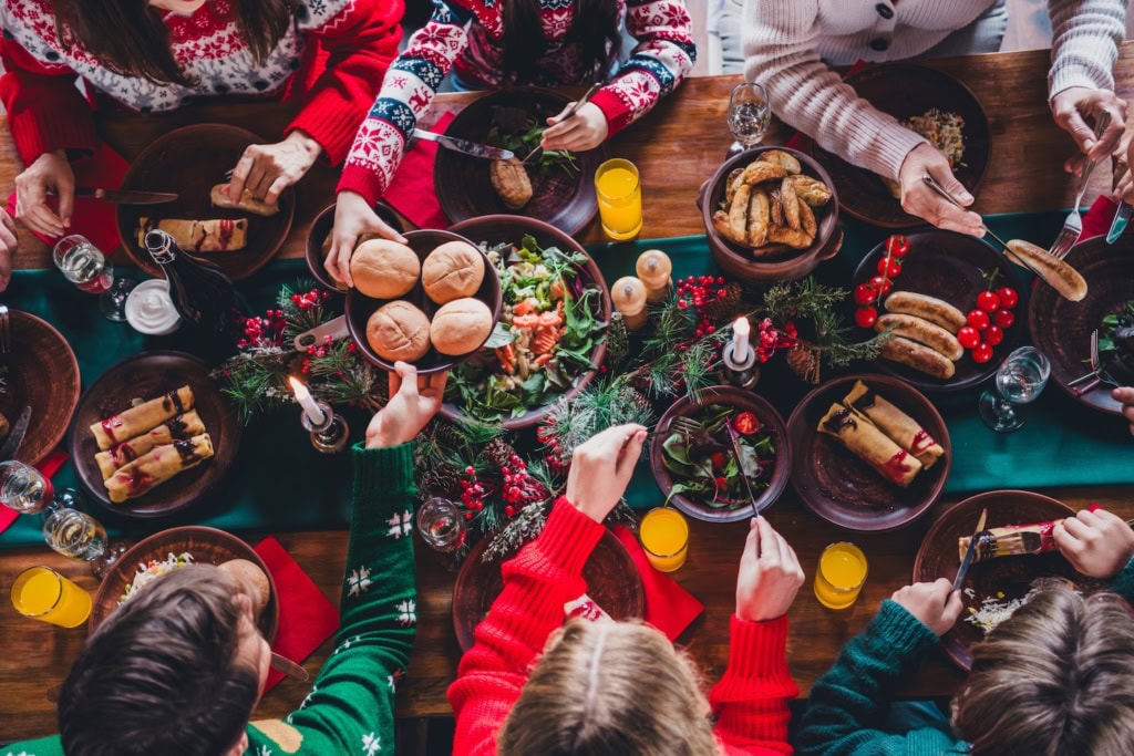 Menschen beim Weihnachtsessen
