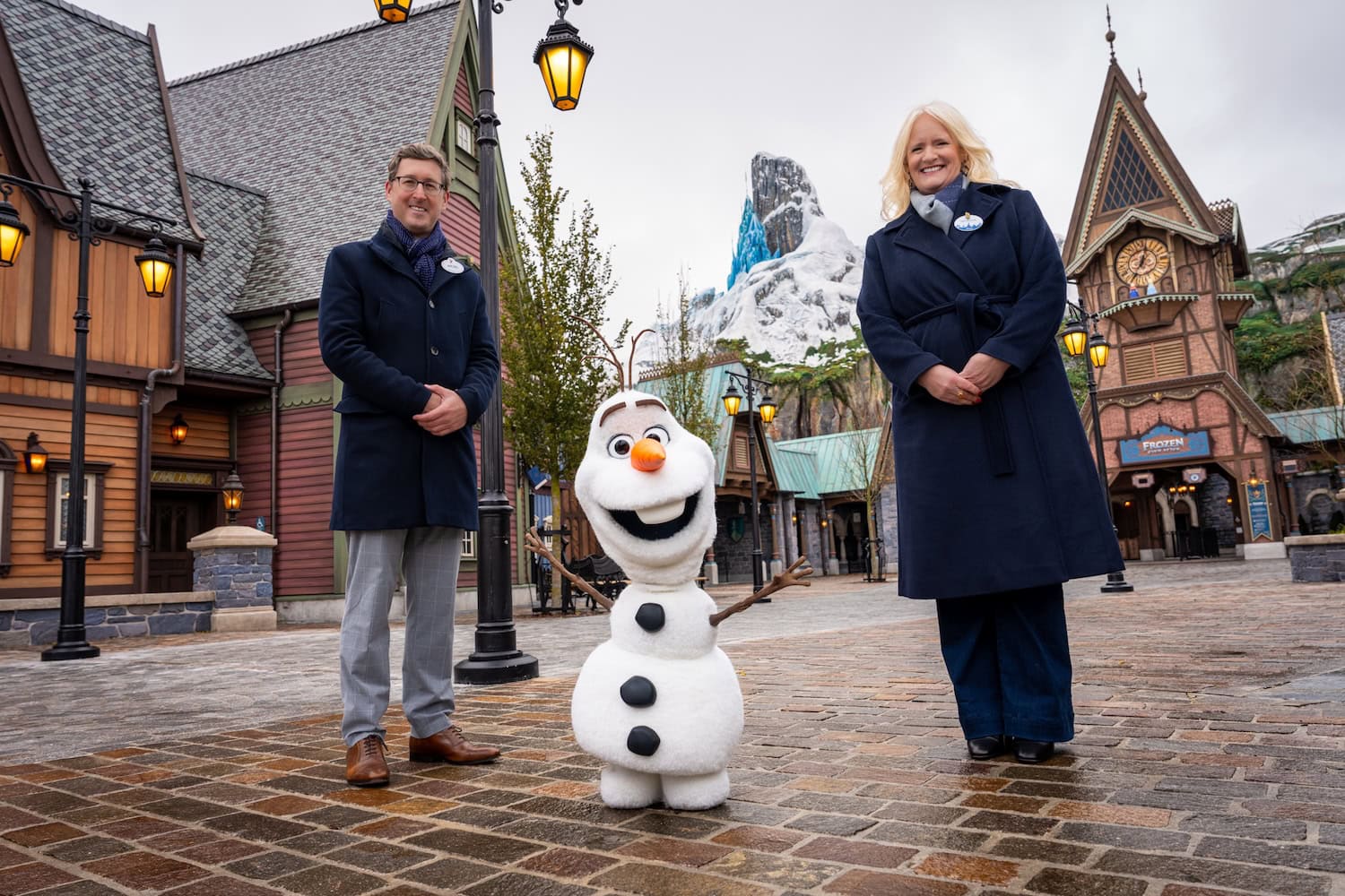 Olaf, der Schneemann aus Frozen, ist im Park unterwegs.