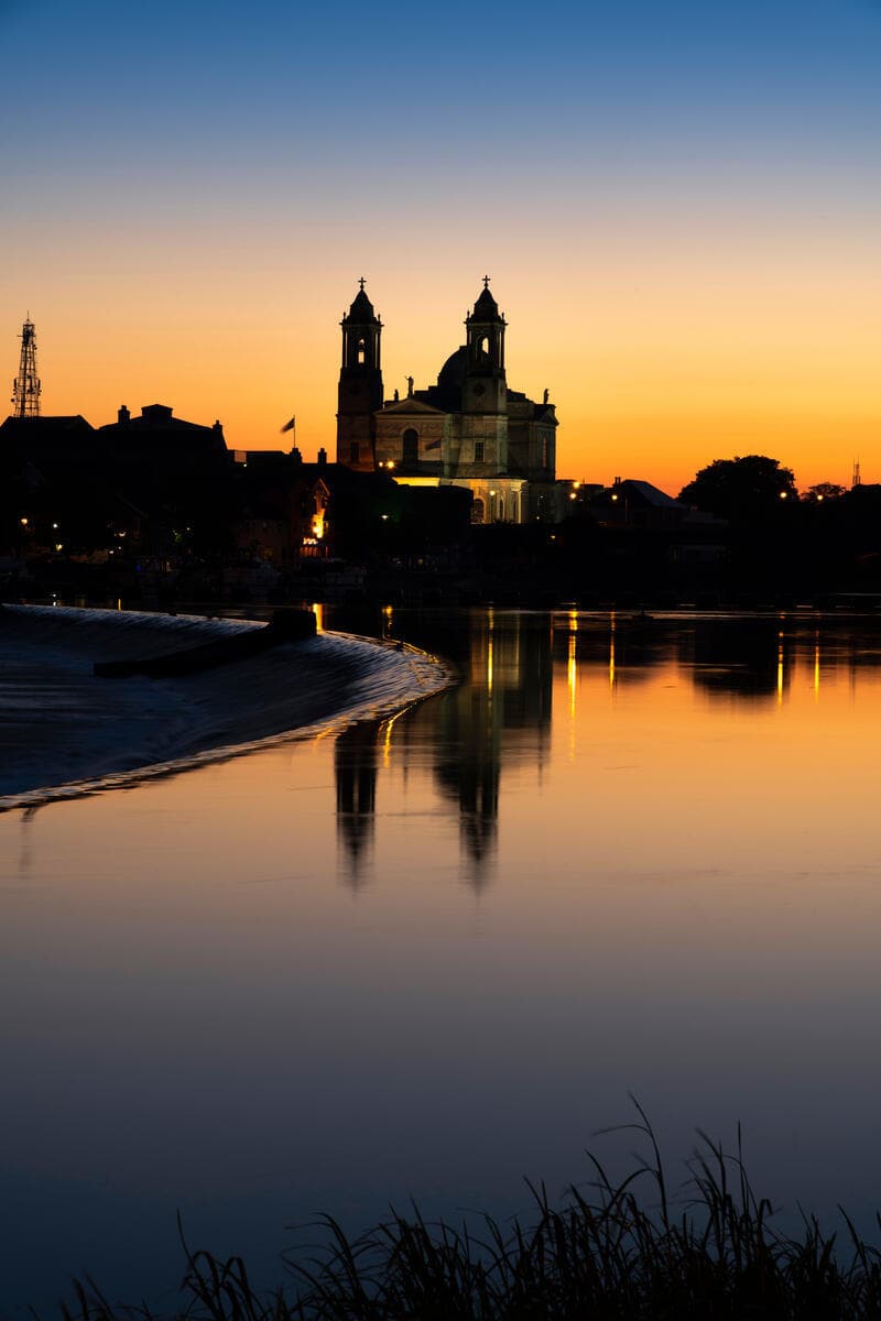 Kirche in Athlone zum Sonnenuntergang