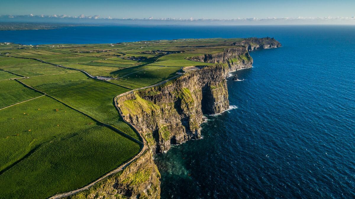 Die Perspektive aus der Luft auf die Cliffs of Moher