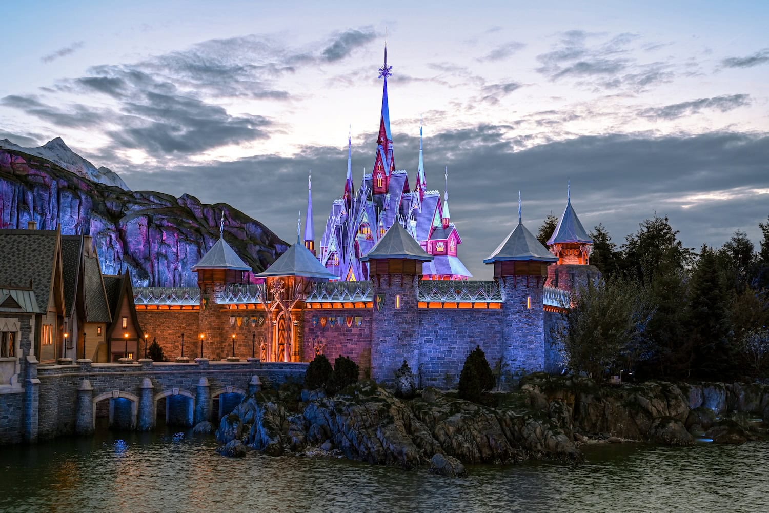 World of Frozen vor der Eröffnung in der Dämmerung im Disneyland Paris.