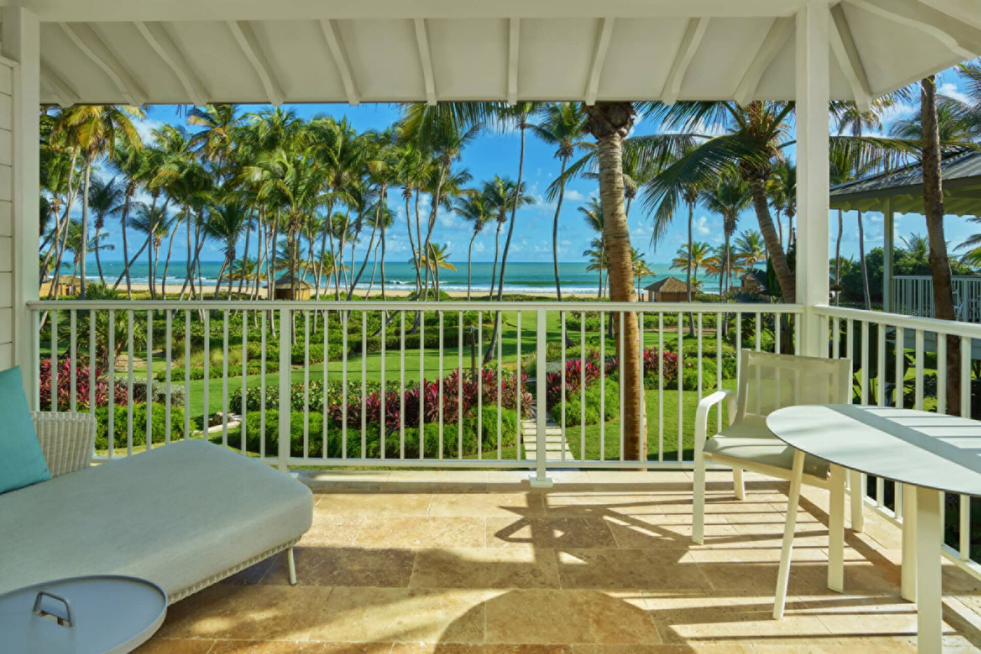 Four Seasons Puerto Rico: Ausblick von Terrasse auf blauen Himmel, Palmen und Meer