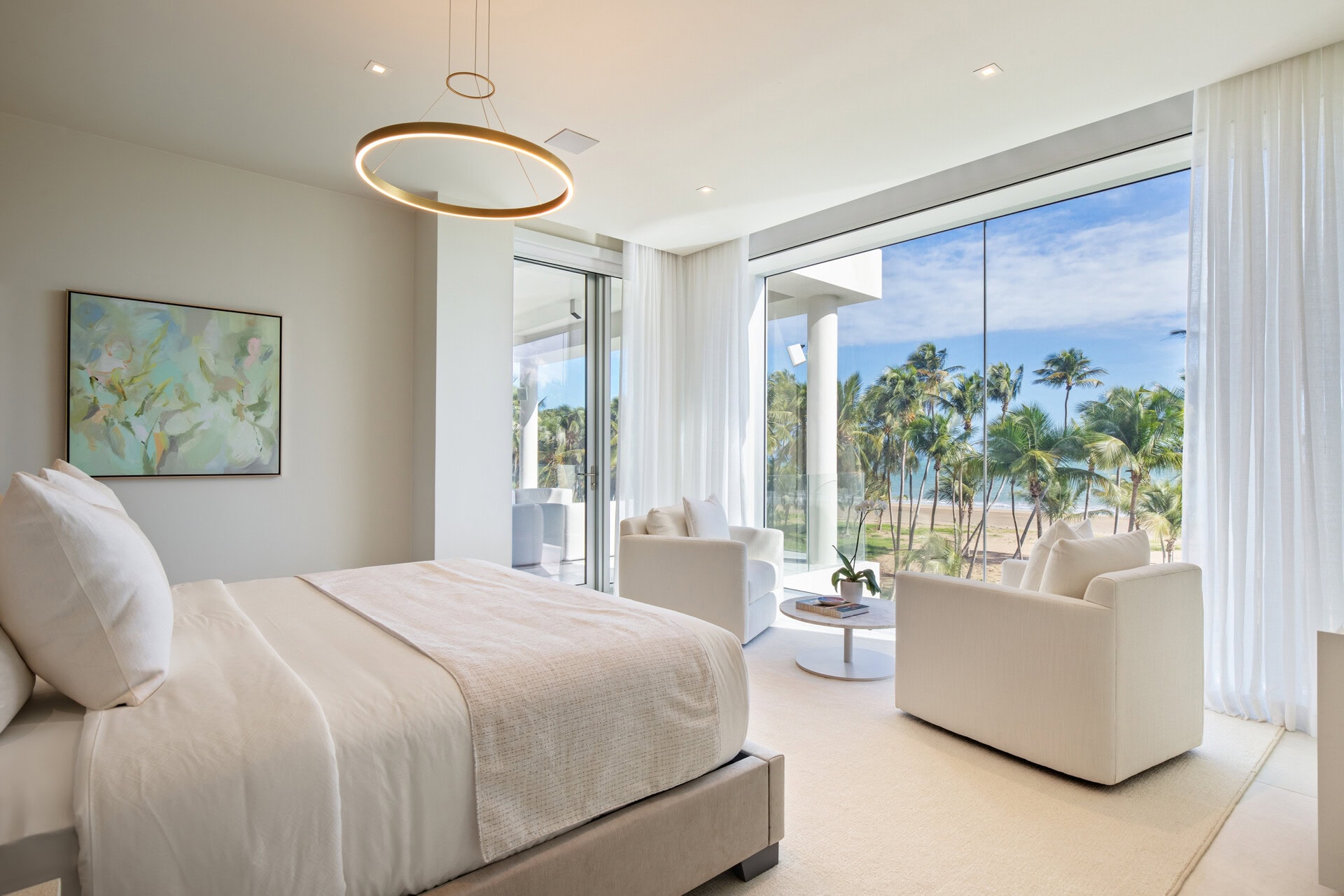 Four Seasons Zimmer, großes Bett, helle, weiße Möbel, großes Fenster mit Blick auf Palmen und Meer