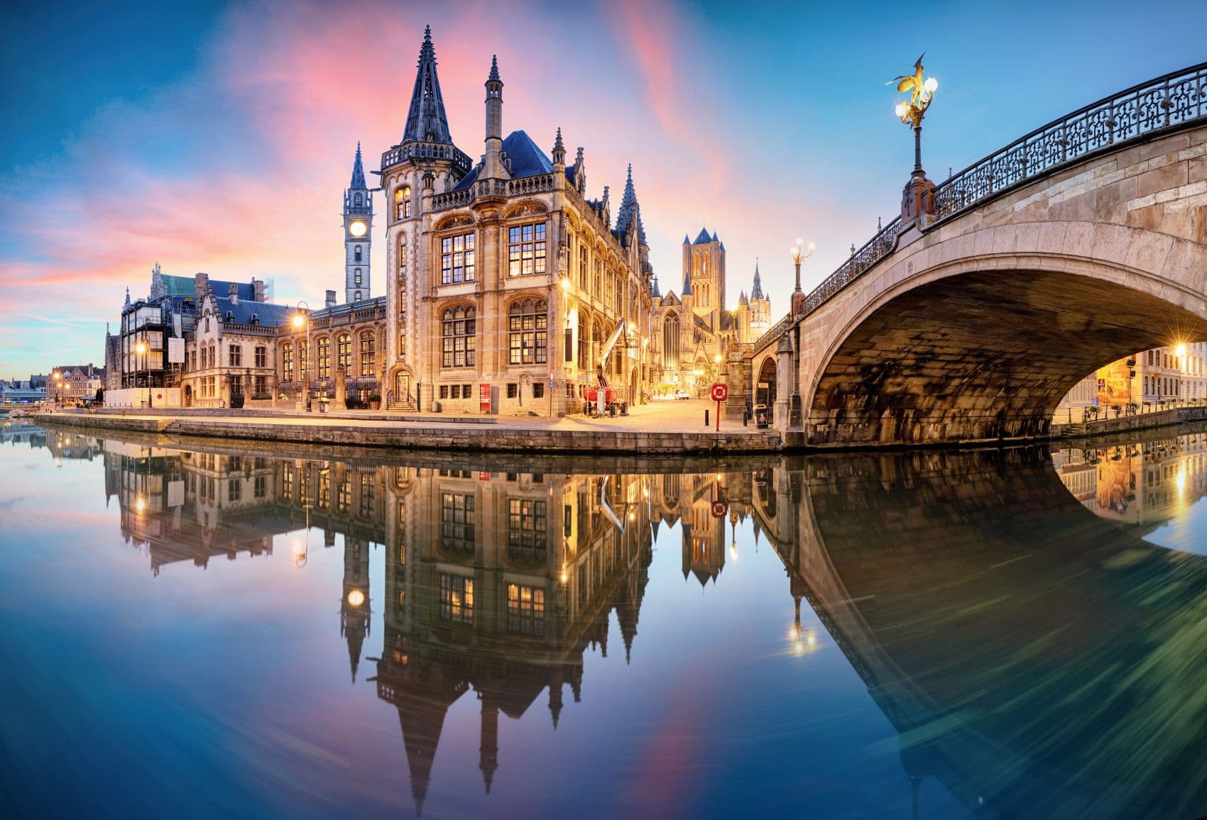 Impression aus Innenstadt von Gent in der Abenddämmerung