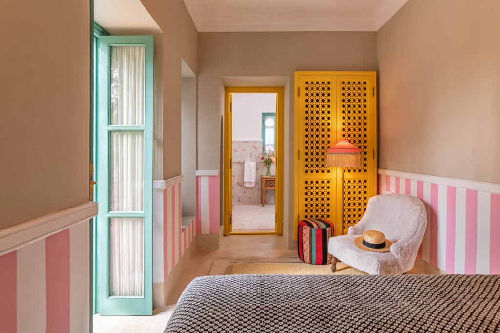 Jnane Rumi helles Zimmer mit pastellfarben und knallgelben Schrank