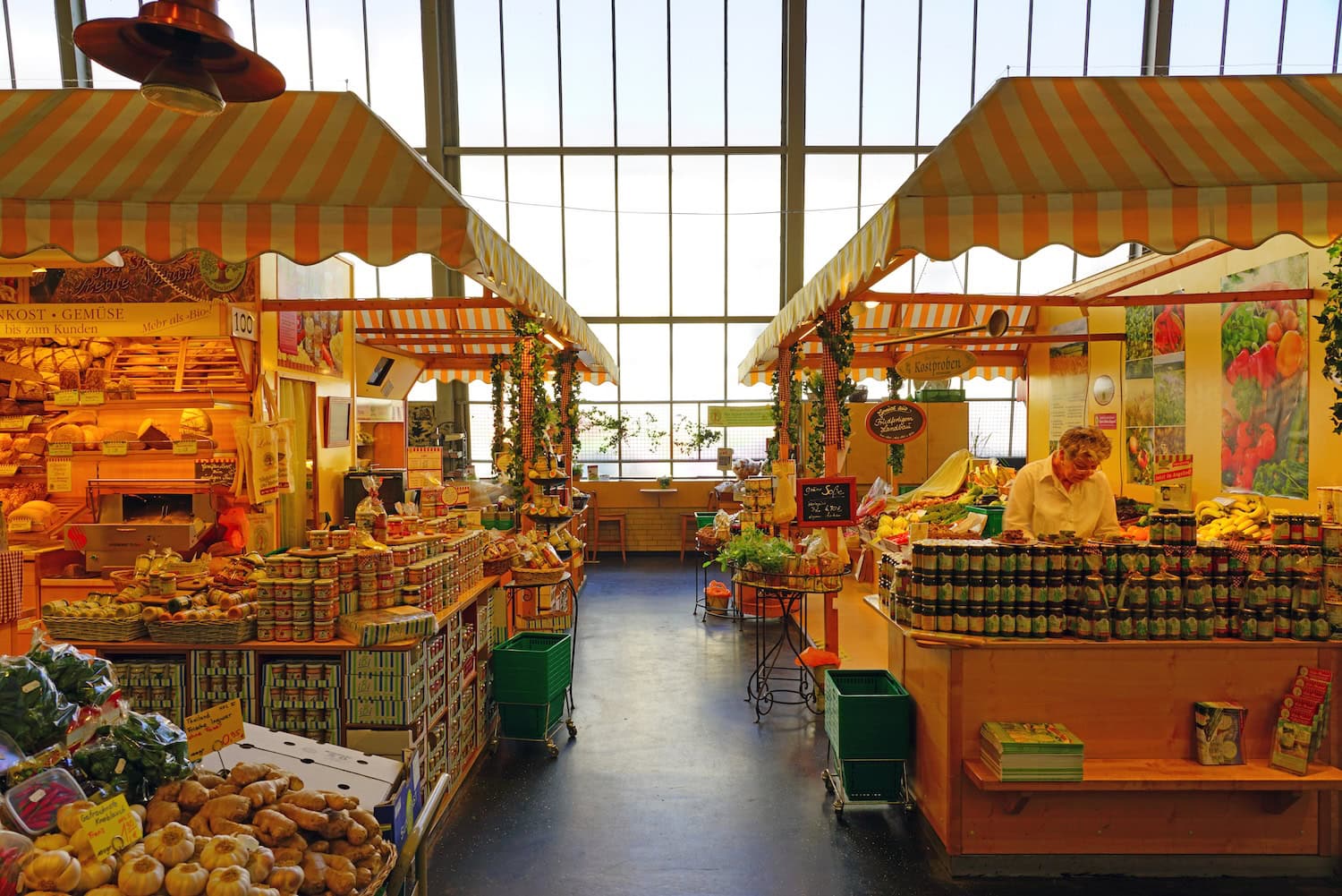 Markthalle mit zwei Essensständen und grossem Fenster