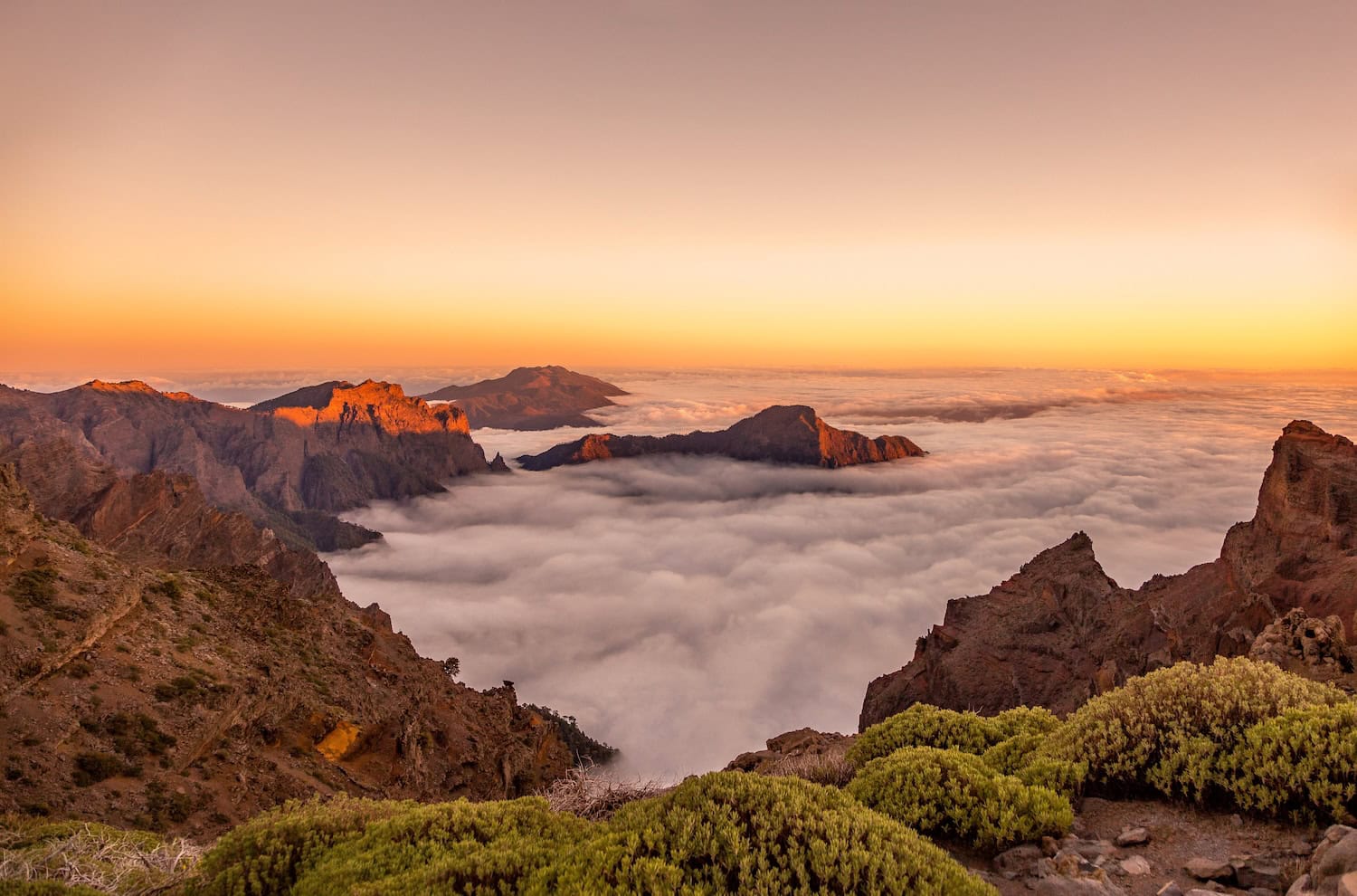 La Palma Wolkenmeer im Sonnenuntergang zwischen Berggipfeln