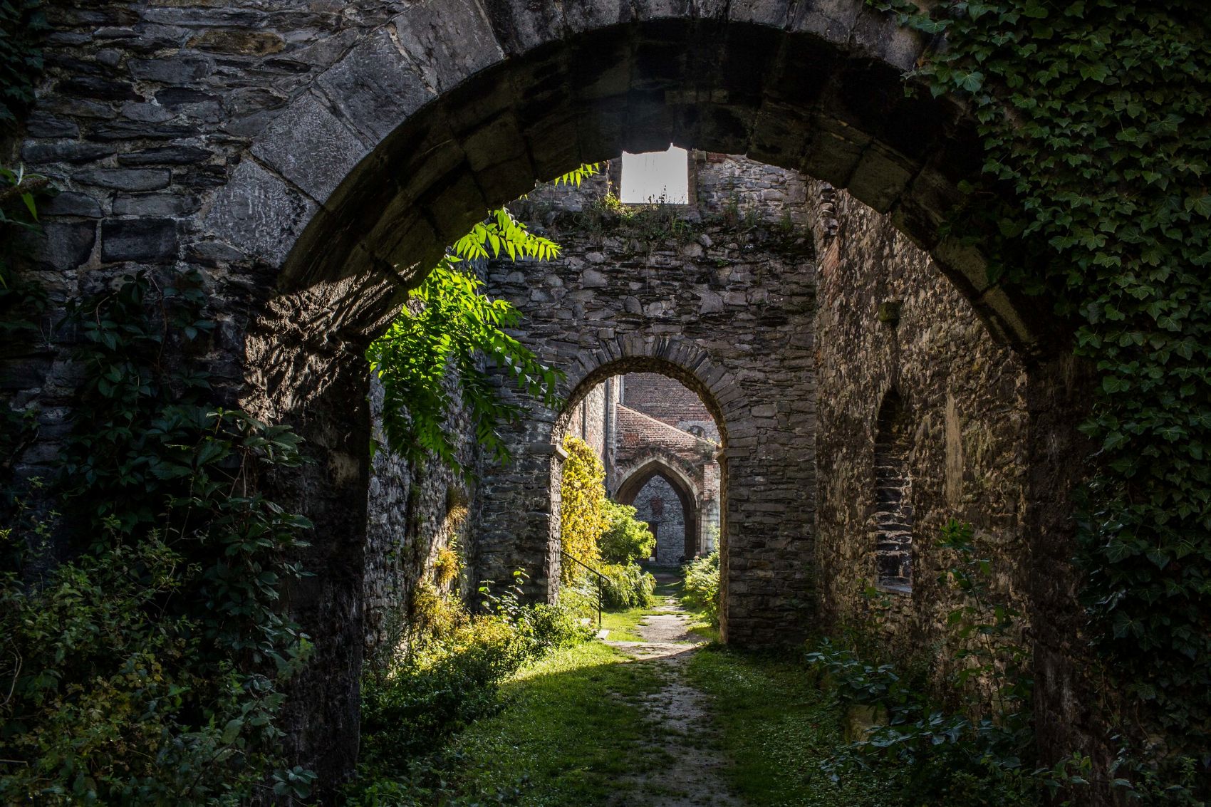Enger Weg durch Mauern der St.-Bavo-Abtei in Gent 