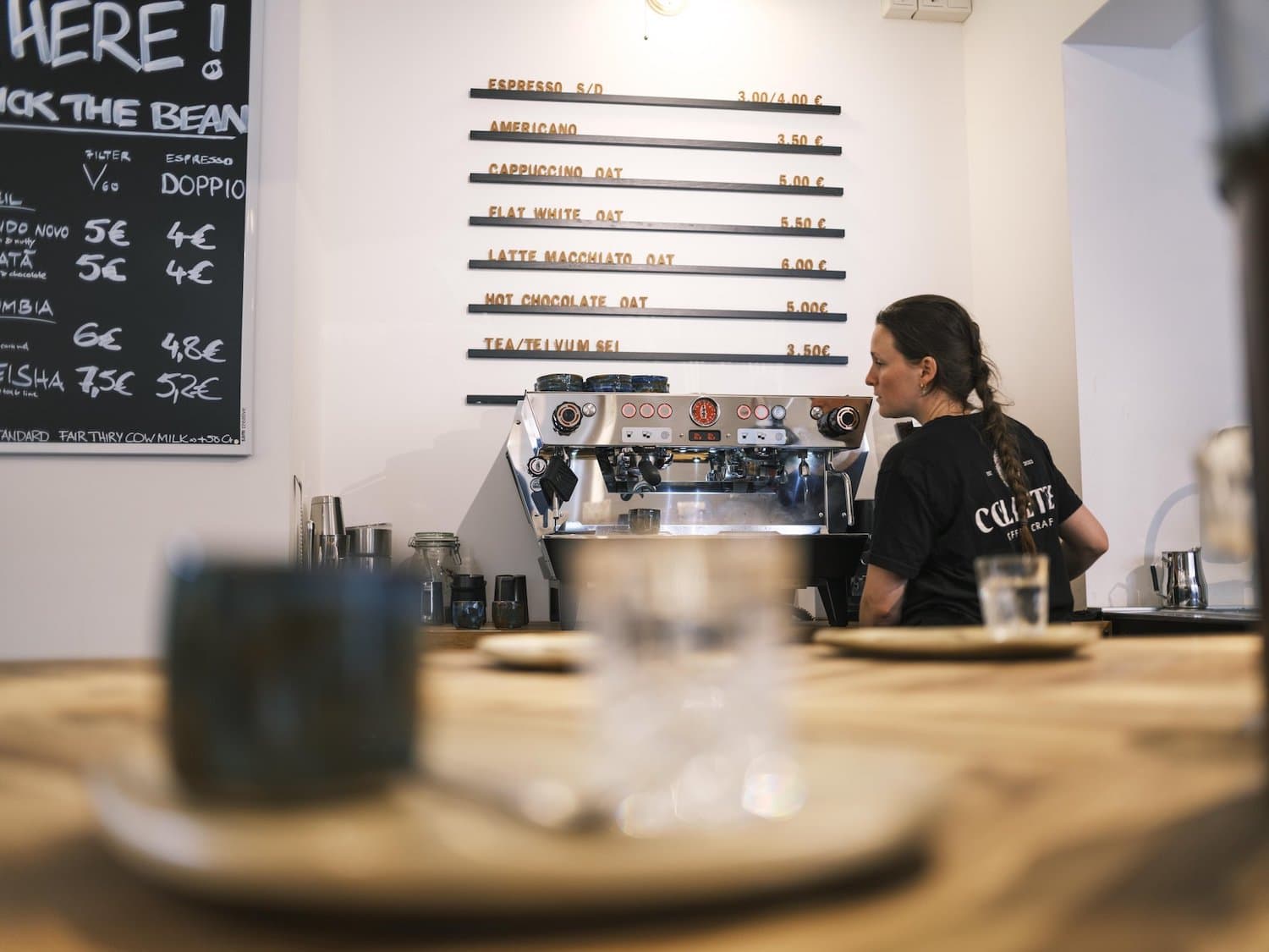 Frau in Cafe beim Kaffeemachen