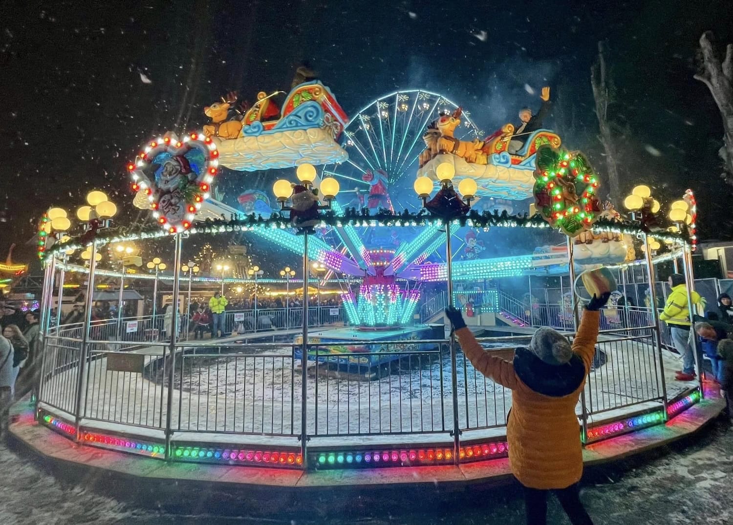 Weihnachtliches Karussell auf dem Weihnachtsmarkt in Berlin