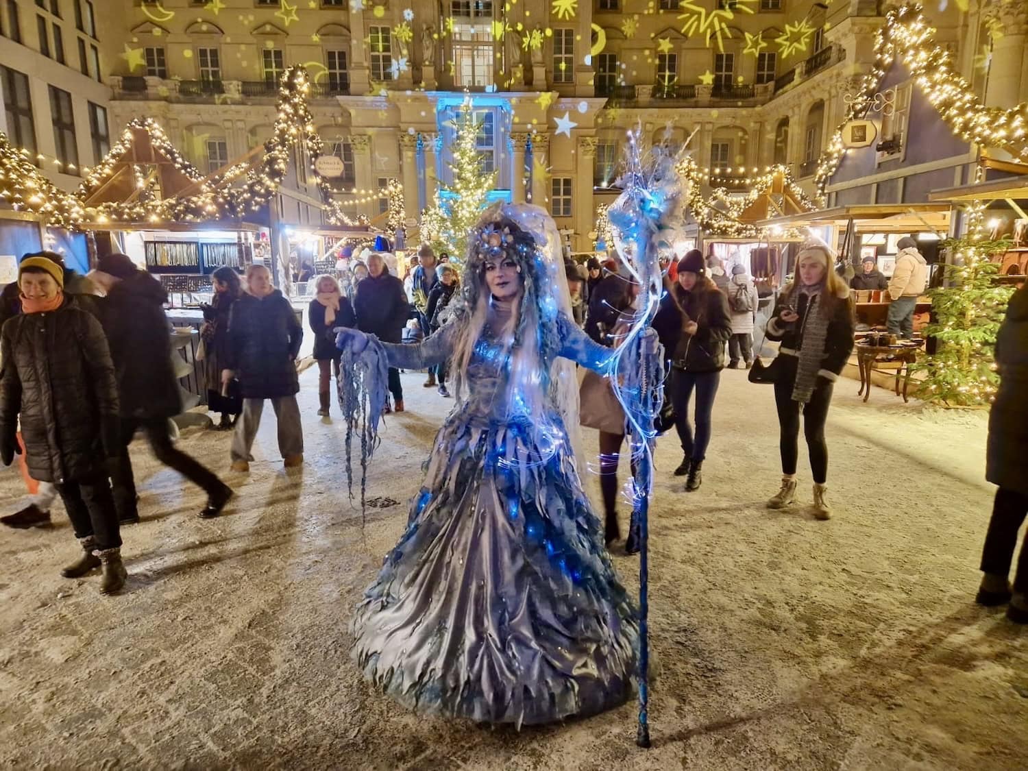 verkleideter Mensch auf dem Weihnachtsmarkt in Berlin