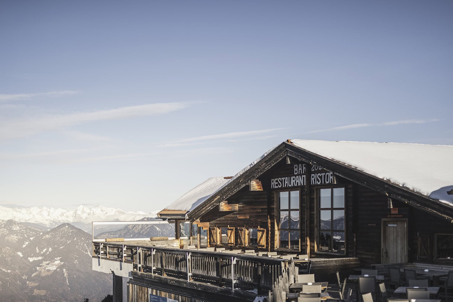 Plosehütte mit Restaurant im Winter, Holzhütte mit großer Terrasse
