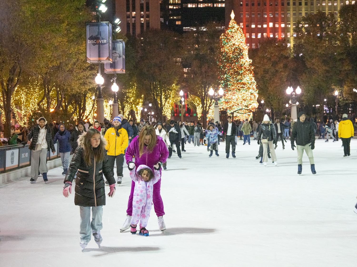 Menschen beim Eislaufen in Chicago zu Weihnachten