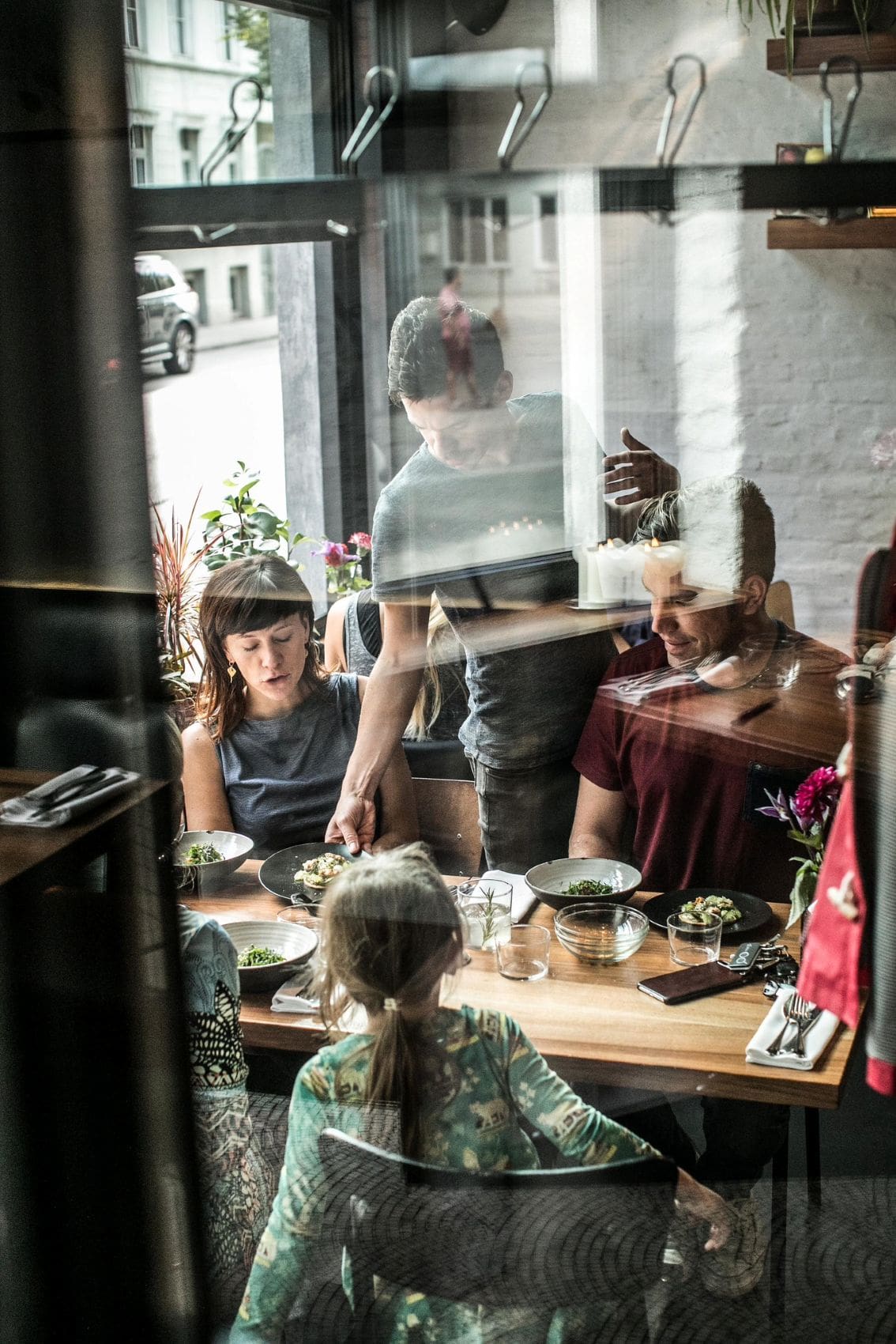 Familie sitzt an einem Tisch in einem Restaurant in Gent 