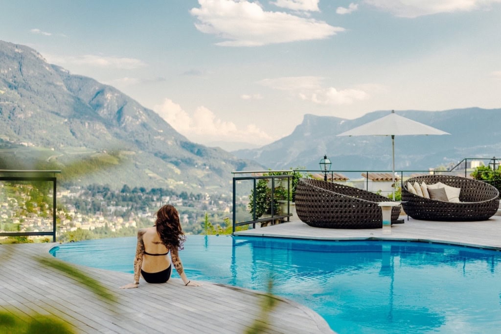 Frau am Infinity-Pool im Hotel Golserhof