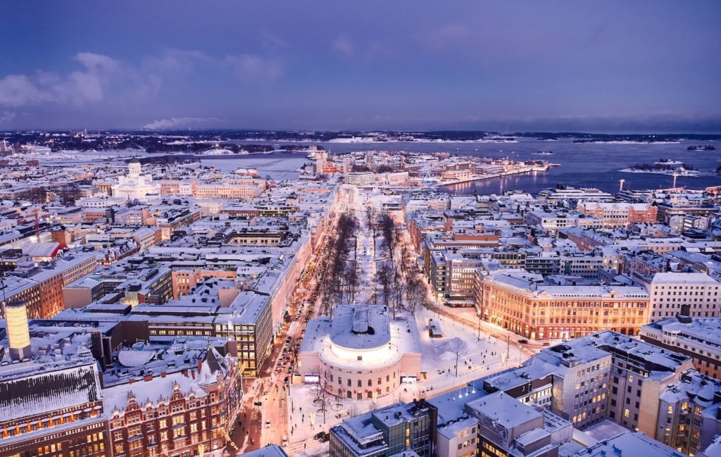Helsinki im Winter von oben in der Abenddämmerung