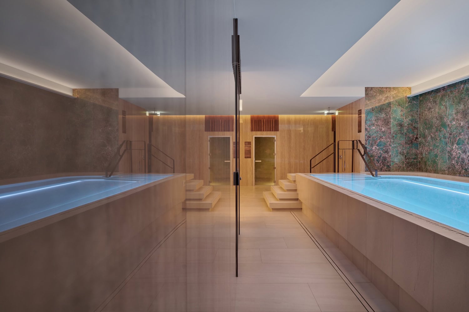 Pool im Iceland Parliament Hotel